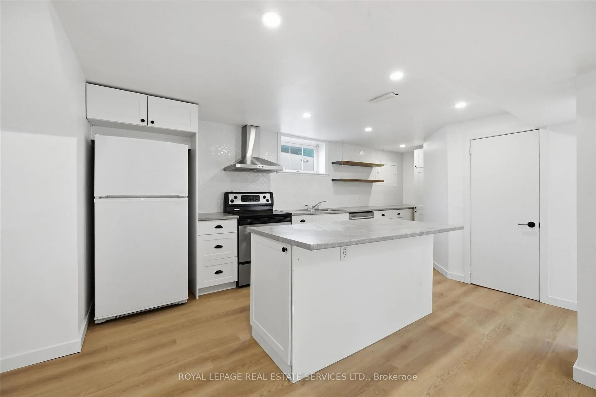 Photo 5 of Unit Lower, 6 Greening Court, Hamilton, Dundas — HOMEH