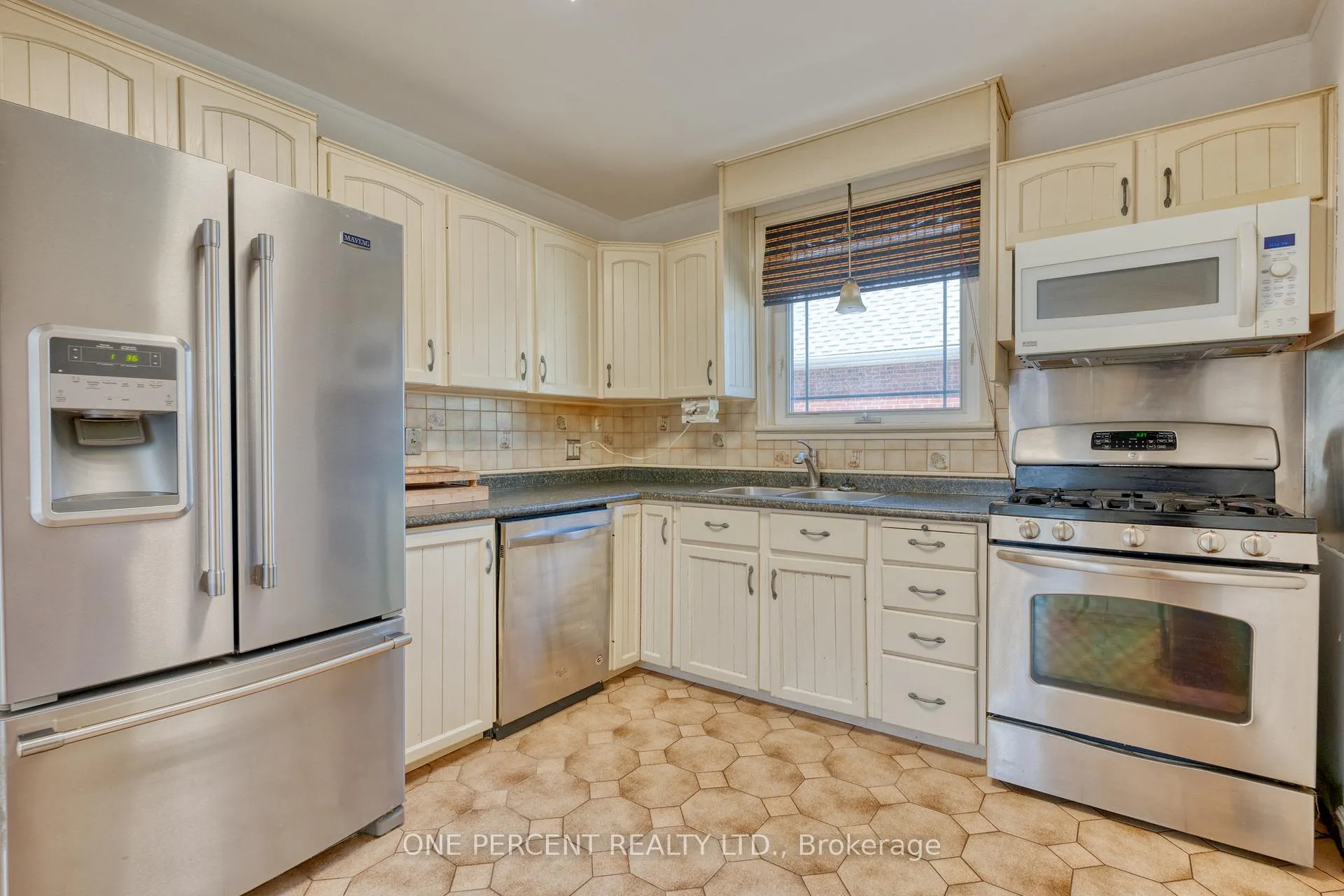 Photo 8 of 27 Delevan Crescent, Hamilton, Hill Park — HOMEH
