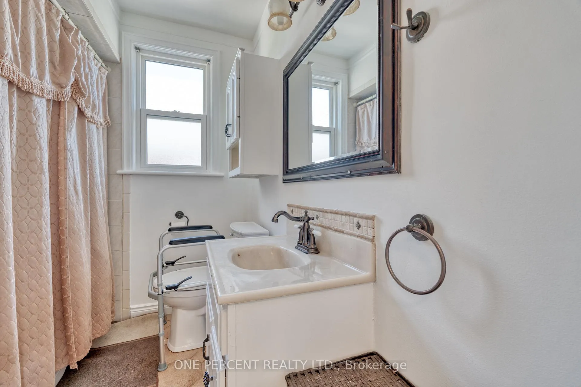 Photo 13 of 27 Delevan Crescent, Hamilton, Hill Park — HOMEH