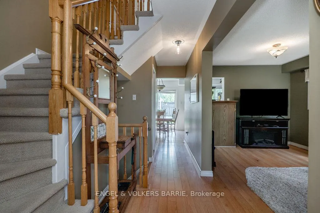 Photo 8 of 47 Pickett Crescent, Barrie, Painswick North — HOMEH