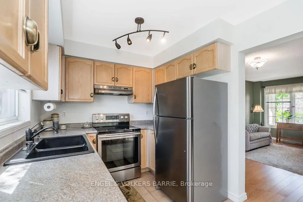 Photo 10 of 47 Pickett Crescent, Barrie, Painswick North — HOMEH