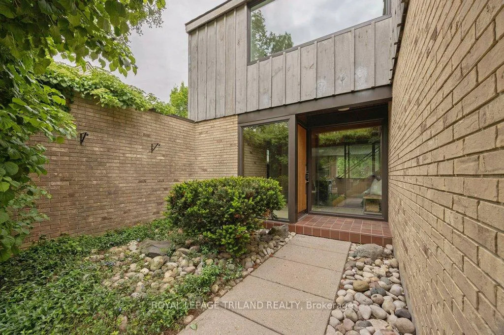 Photo 3 of 12 Mayfair Drive, London, East B — HOMEH