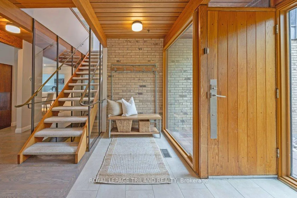 Photo 4 of 12 Mayfair Drive, London, East B — HOMEH