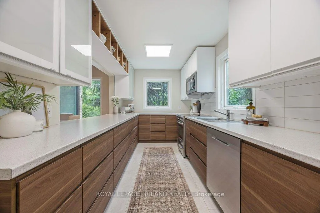 Photo 15 of 12 Mayfair Drive, London, East B — HOMEH