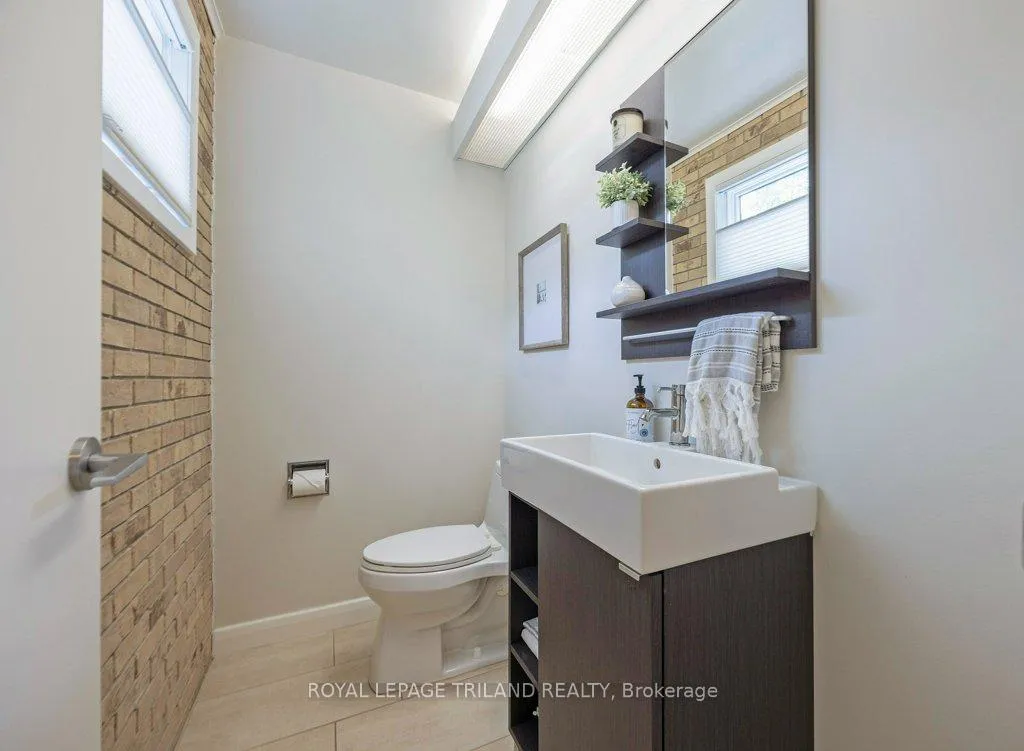 Photo 20 of 12 Mayfair Drive, London, East B — HOMEH