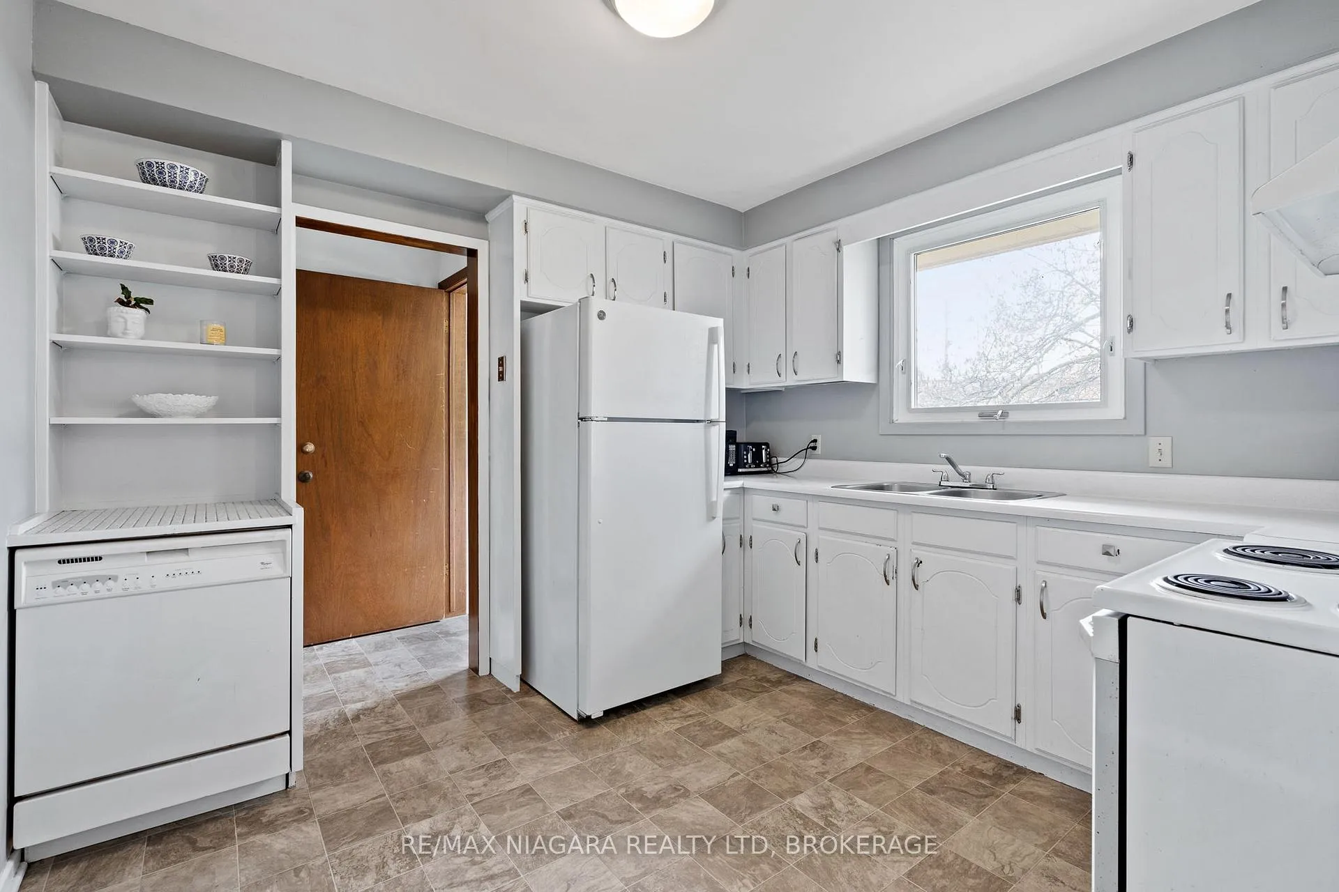 Photo 7 of 16 Croydon Drive, St. Catharines, Lakeshore — HOMEH
