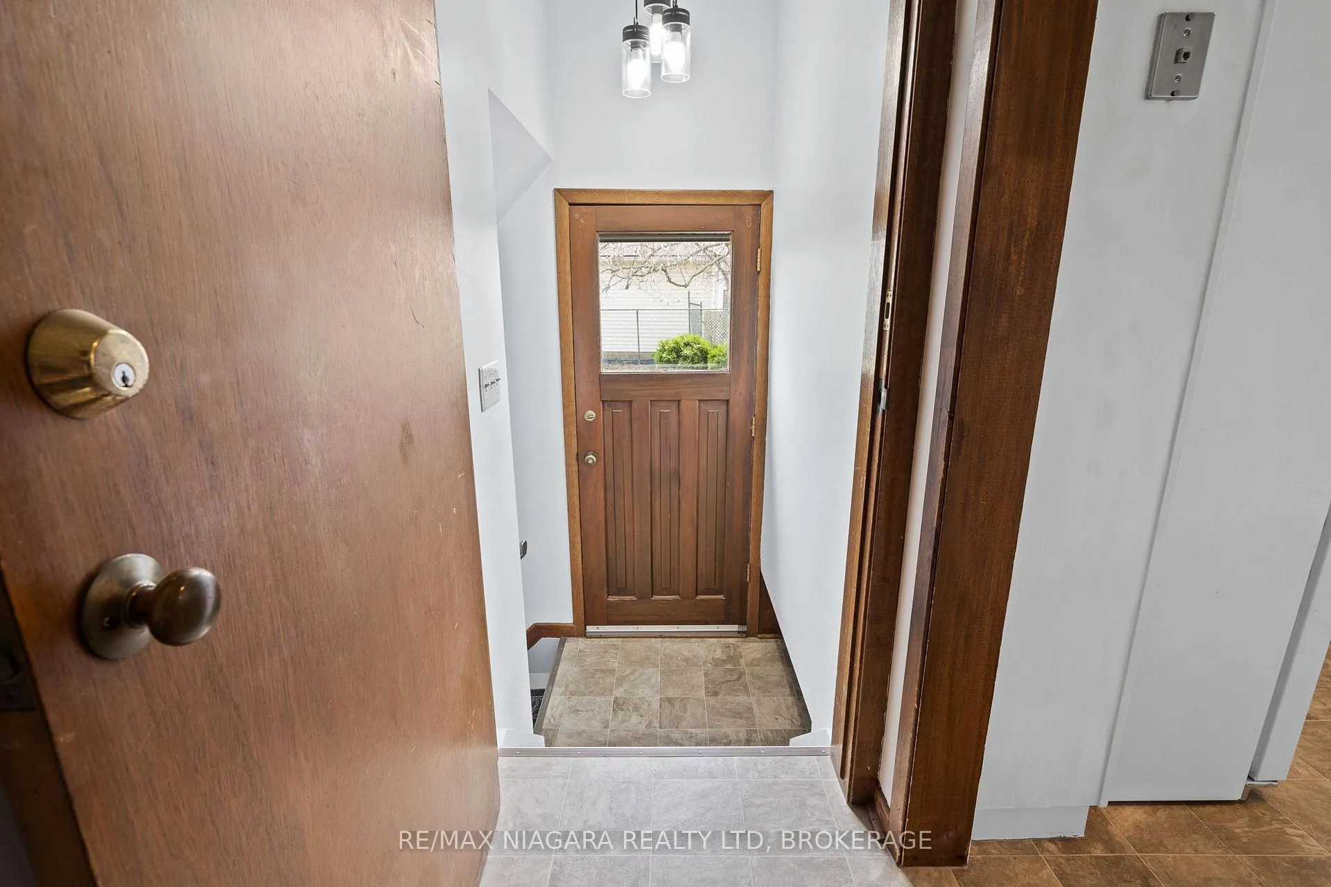 Photo 17 of 16 Croydon Drive, St. Catharines, Lakeshore — HOMEH