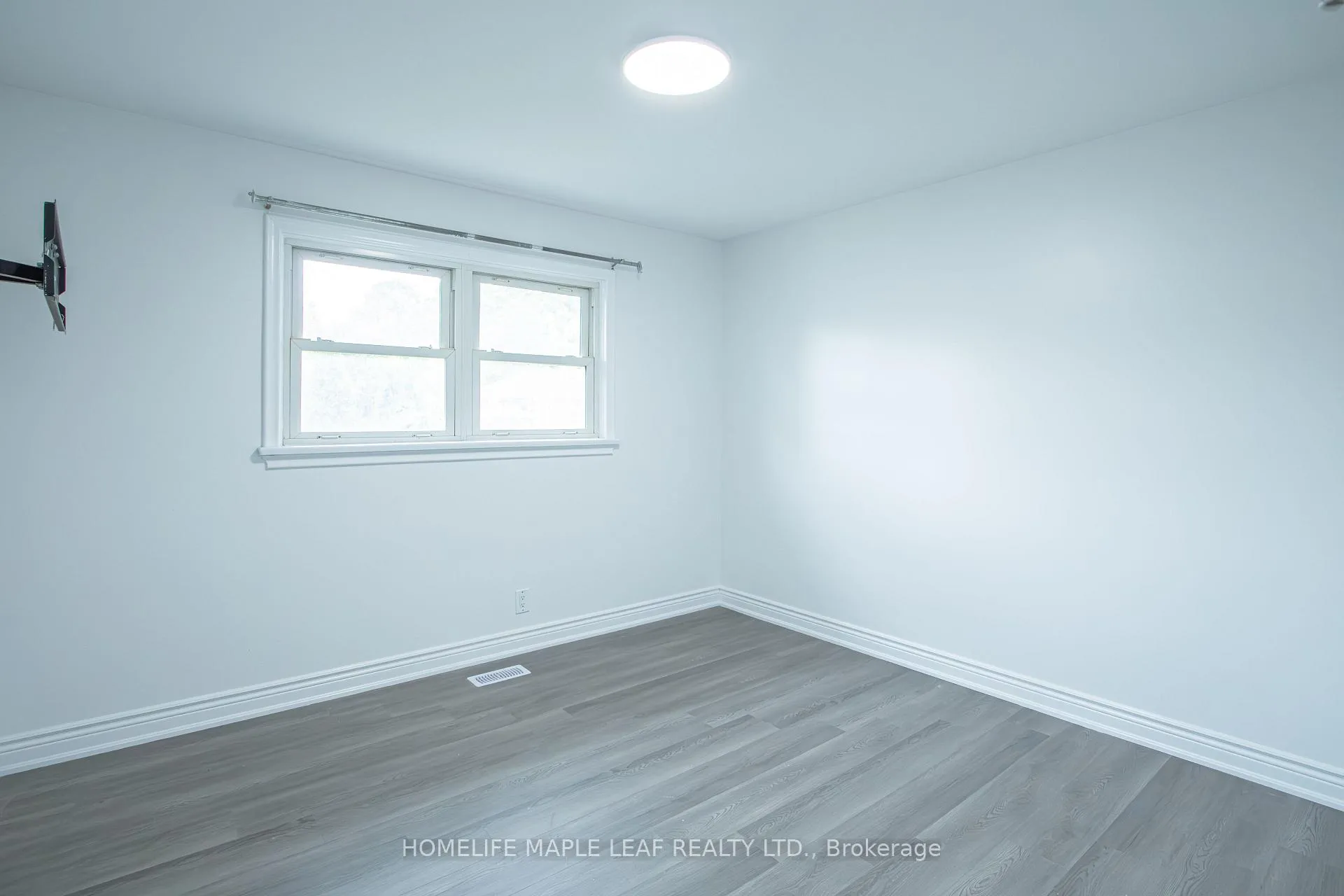 Photo 9 of 1663 Hansuld Street, London, East N — HOMEH