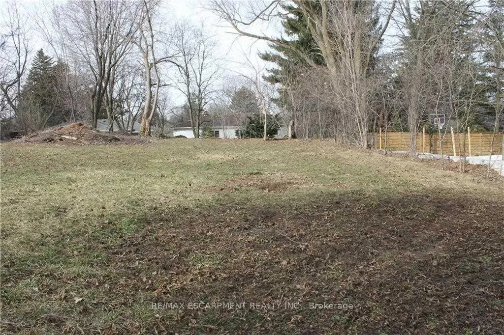 Photo 5 of 50 East Crest, Hamilton, Ancaster — HOMEH