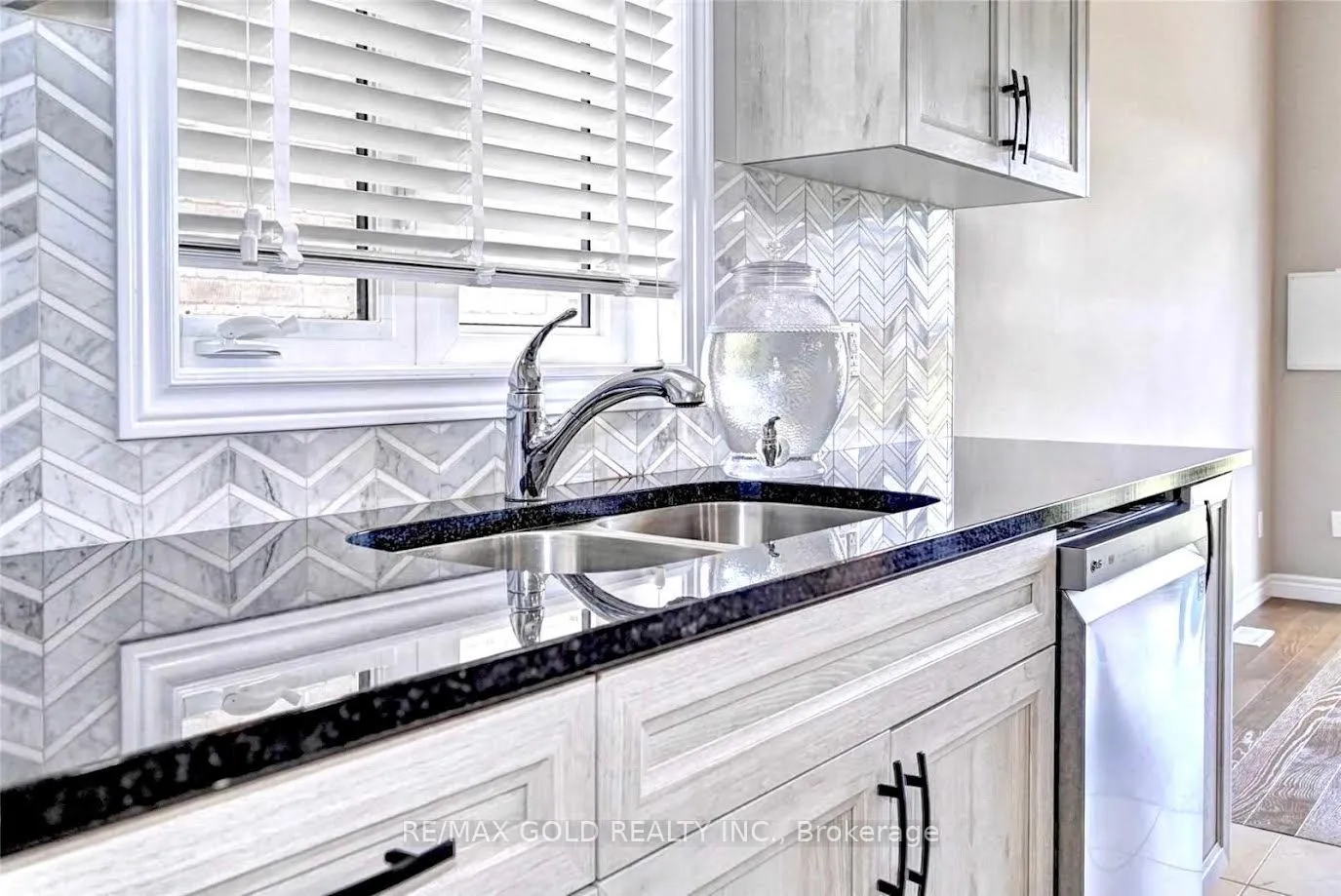 Photo 3 of 105 Arlington Parkway N, Brant, Paris — HOMEH