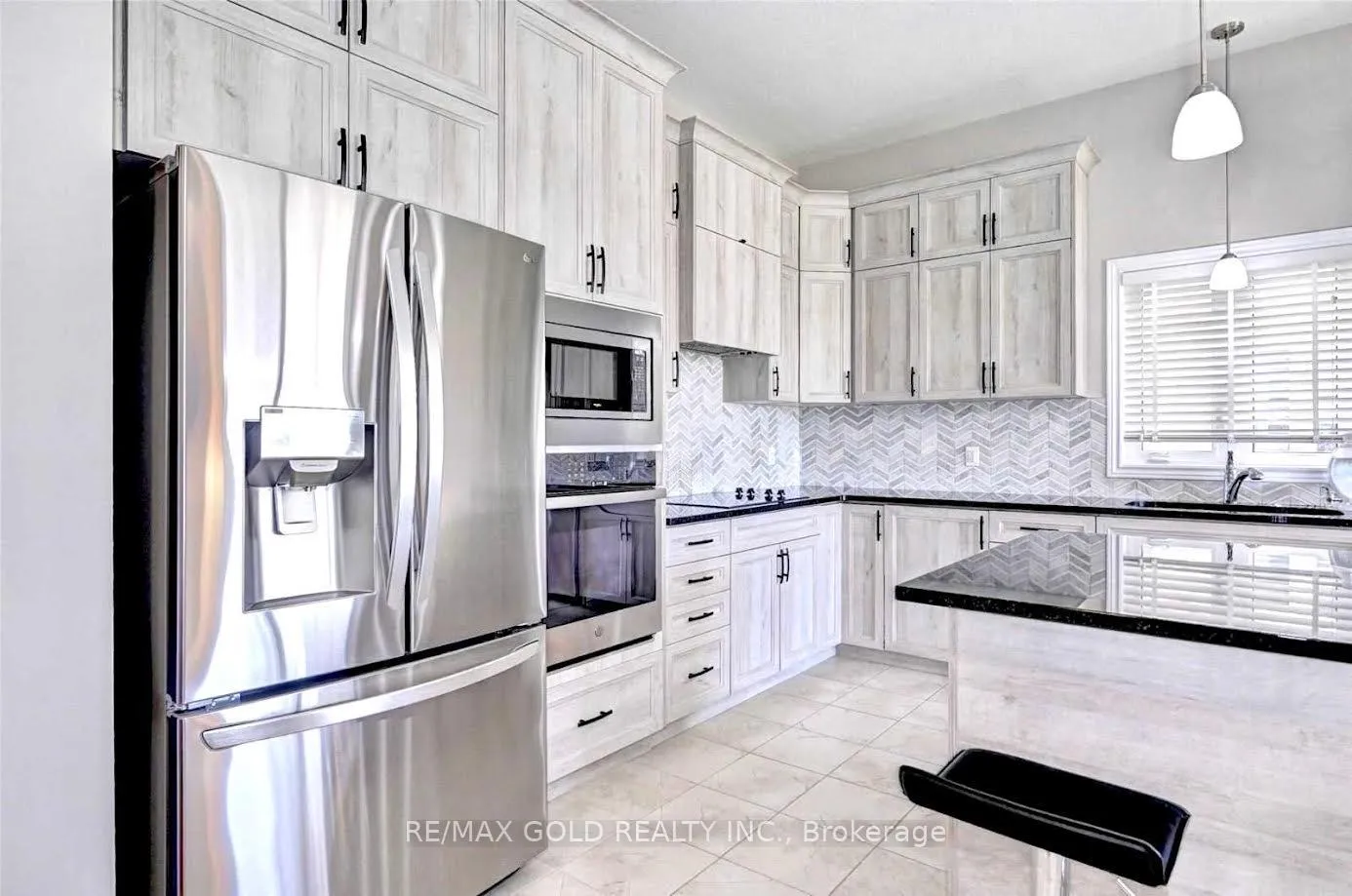 Photo 4 of 105 Arlington Parkway N, Brant, Paris — HOMEH