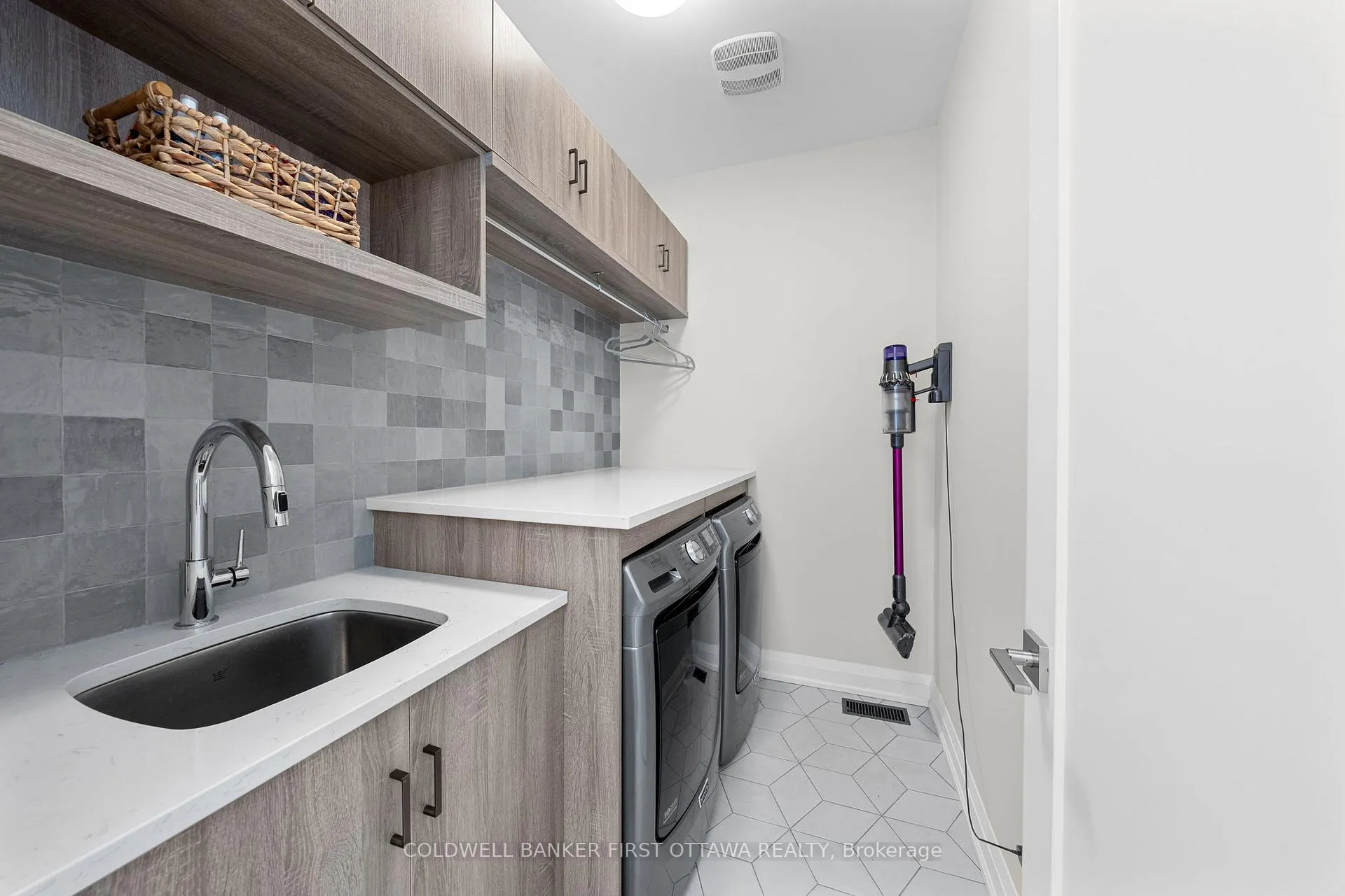 Photo 24 of 43 Deerfox Drive, Ottawa, Barrhaven - Longfields — HOMEH