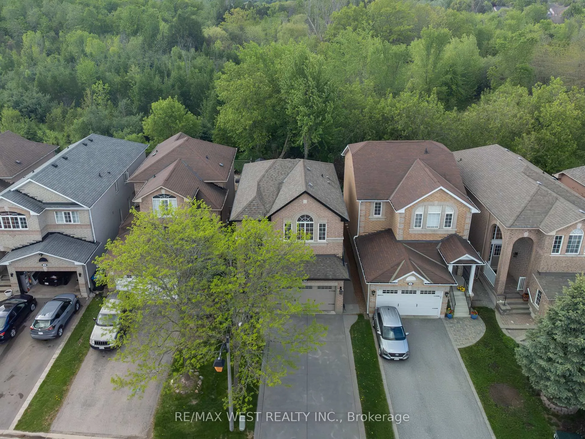 Photo 2 of 34 Crestridge Drive, Caledon, Bolton North — HOMEH