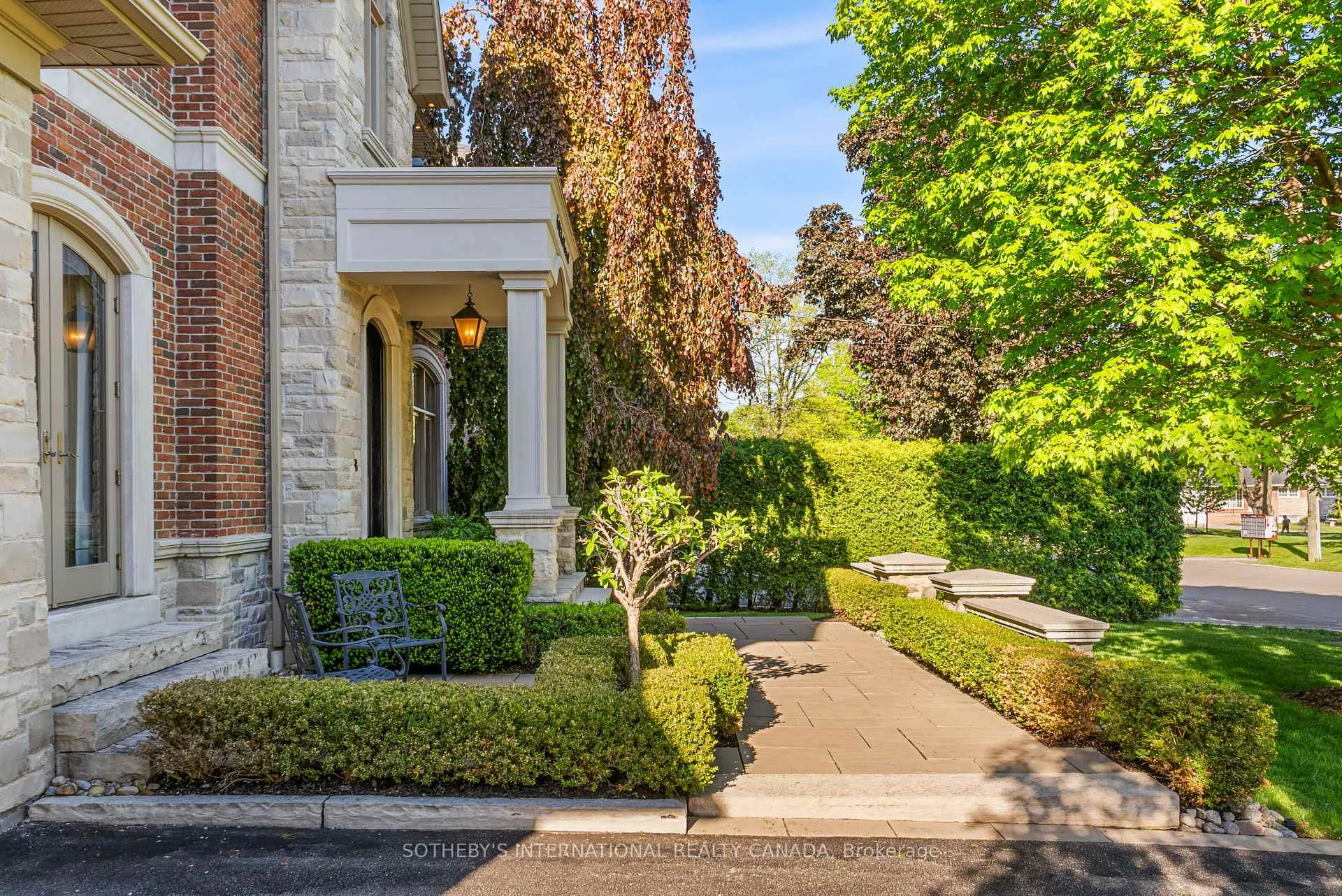 Photo 3 of 6 Weller Crescent, Vaughan, Maple — HOMEH