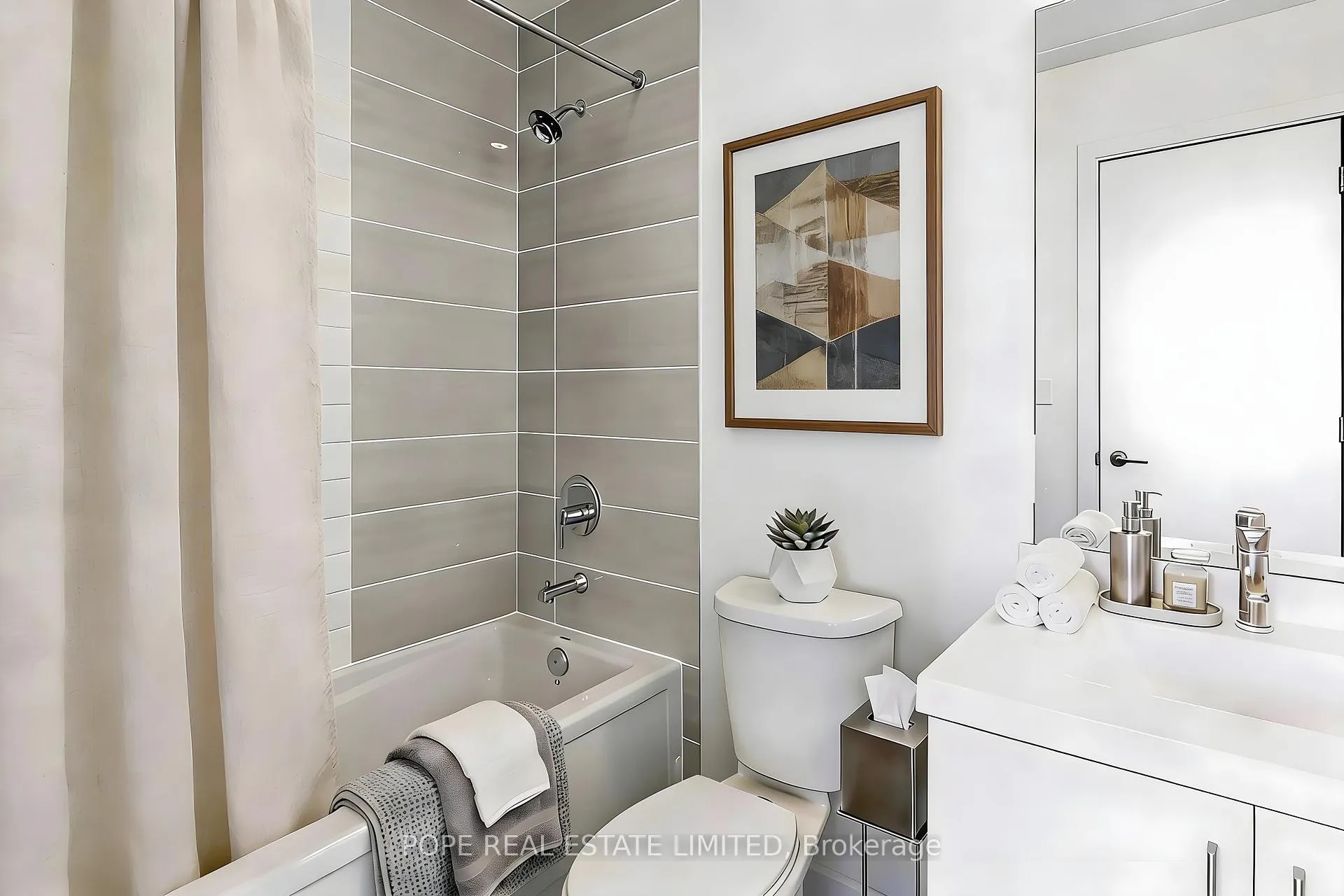 Photo 4 of Unit 520, 540 Bur Oak Avenue, Markham, Berczy — HOMEH