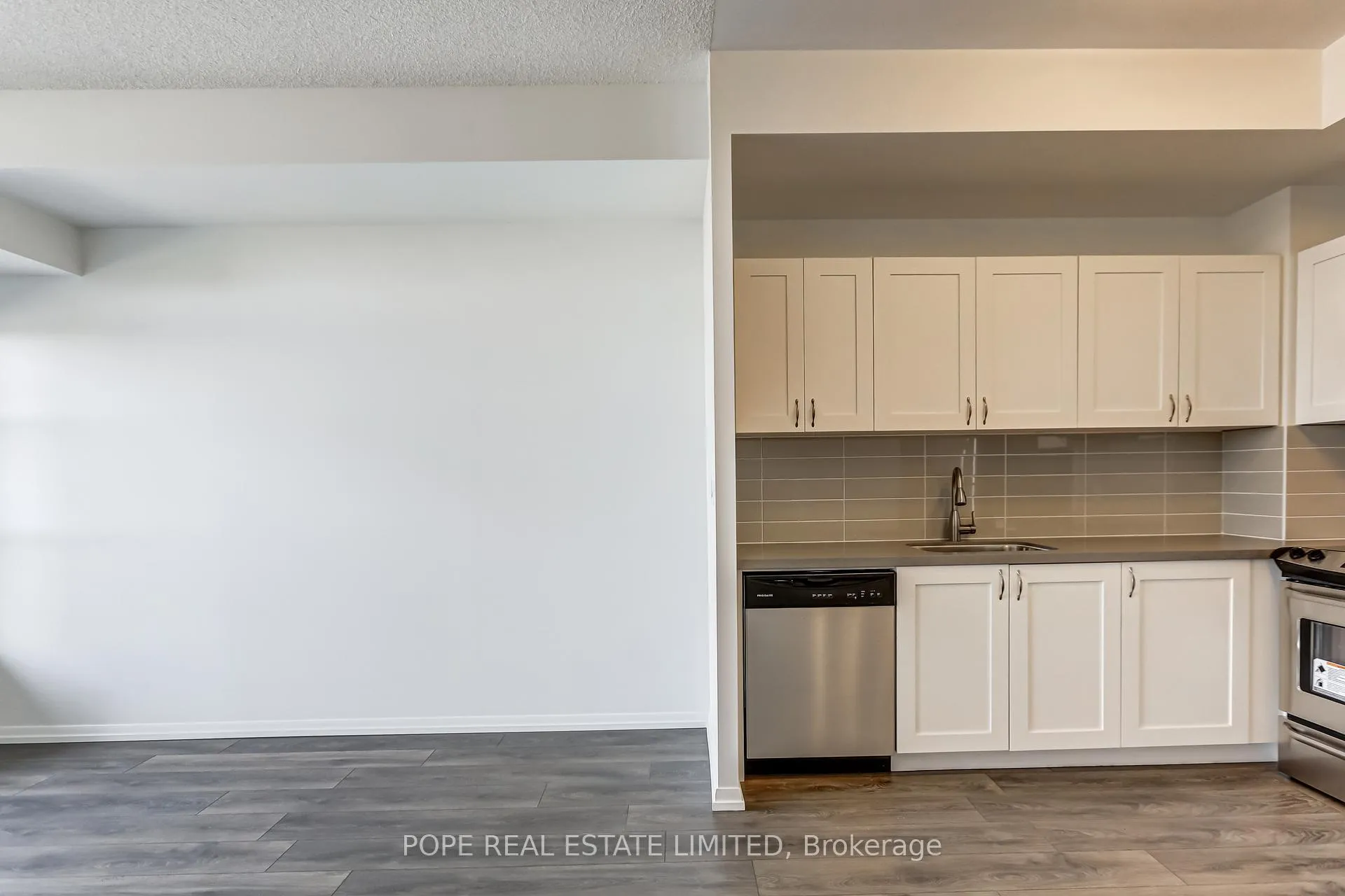 Photo 15 of Unit 520, 540 Bur Oak Avenue, Markham, Berczy — HOMEH