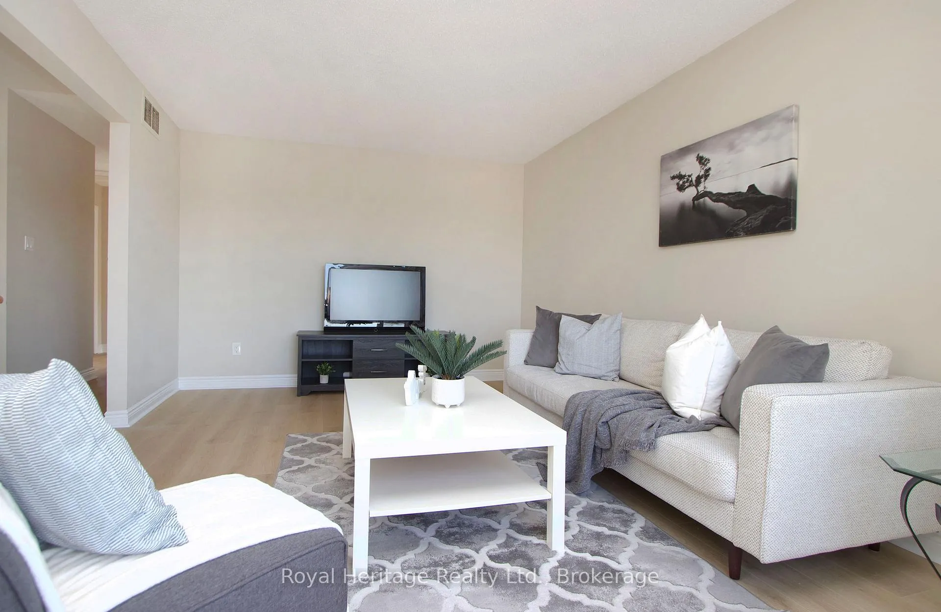 Photo 4 of 77 Devondale Street, Clarington, Courtice — HOMEH