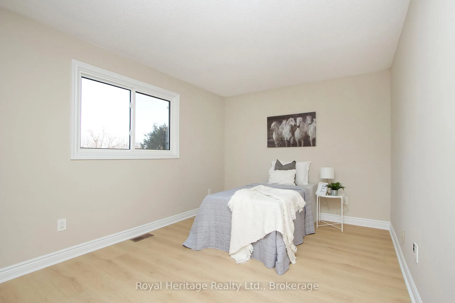 Photo 17 of 77 Devondale Street, Clarington, Courtice — HOMEH