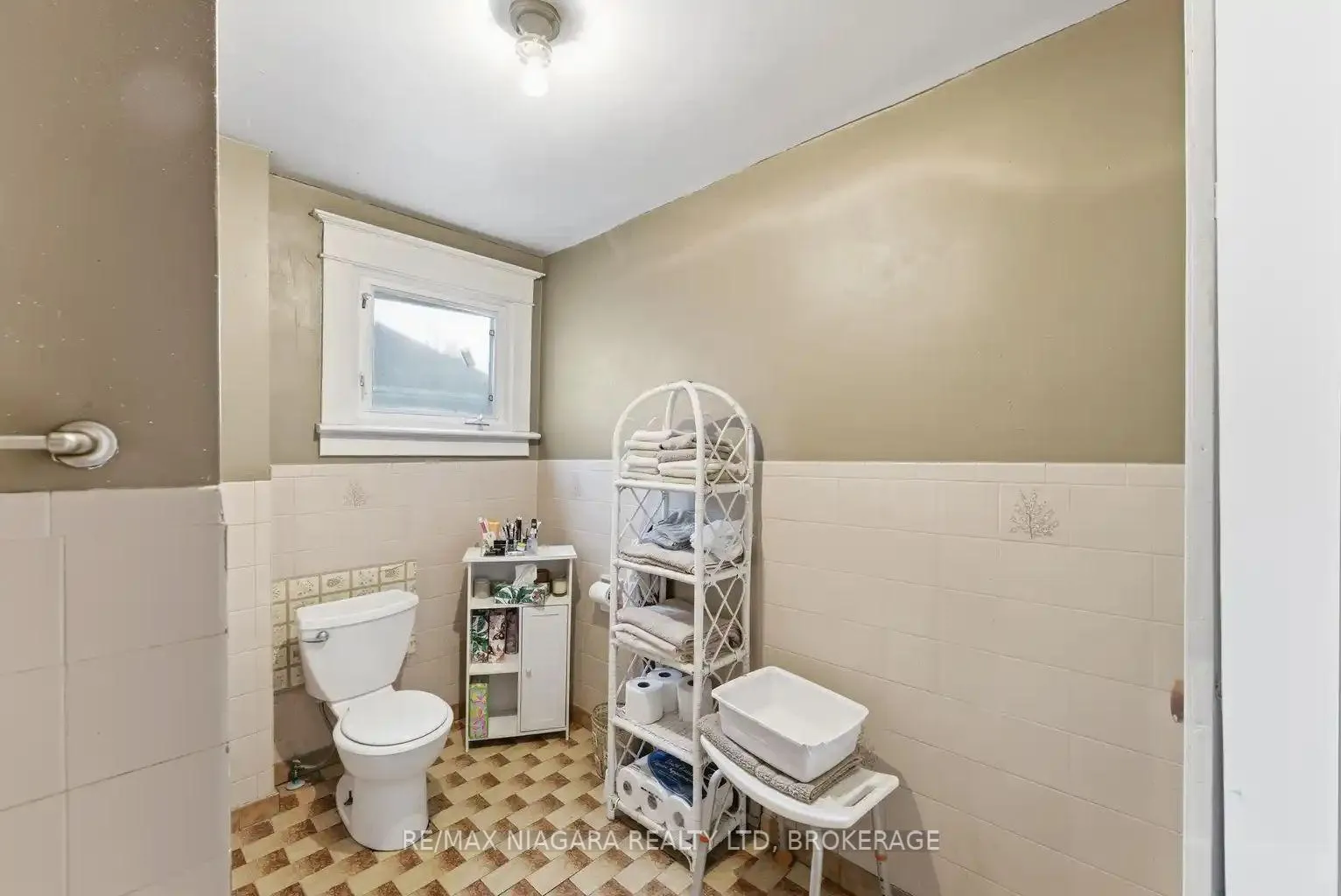 Photo 20 of 5719 Temperance Avenue E, Niagara Falls, Hospital — HOMEH