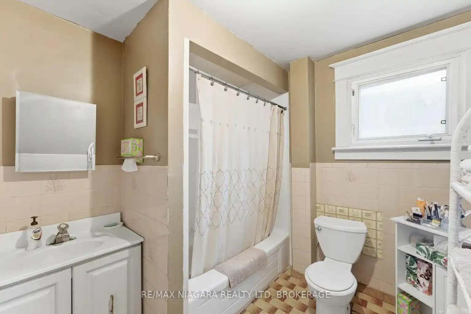 Photo 21 of 5719 Temperance Avenue E, Niagara Falls, Hospital — HOMEH