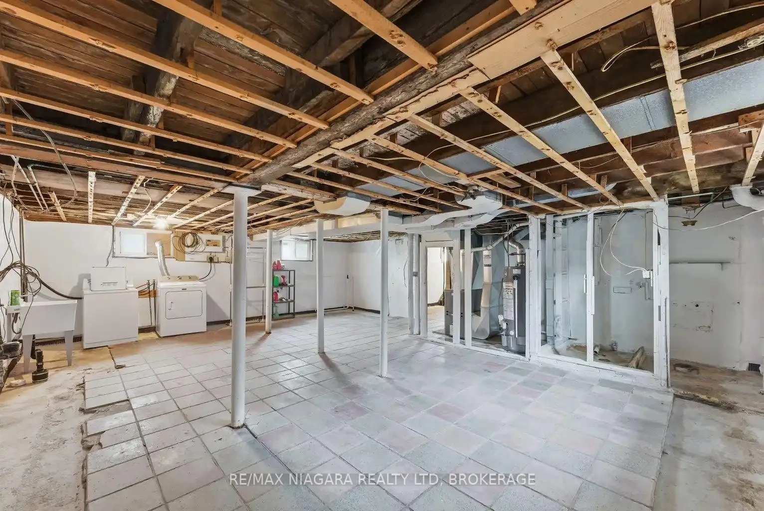 Photo 27 of 5719 Temperance Avenue E, Niagara Falls, Hospital — HOMEH