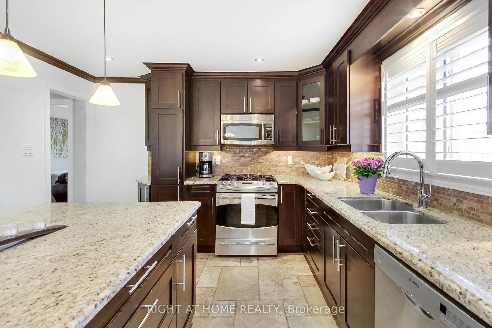 Photo 4 of 885 Dales Avenue, Newmarket, Gorham-College Manor — HOMEH
