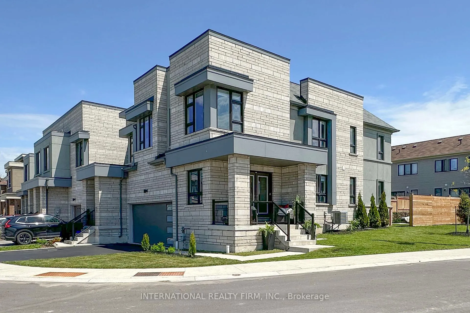 Photo 2 of Unit 33, 11 Caspian Square, Clarington, Bowmanville — HOMEH