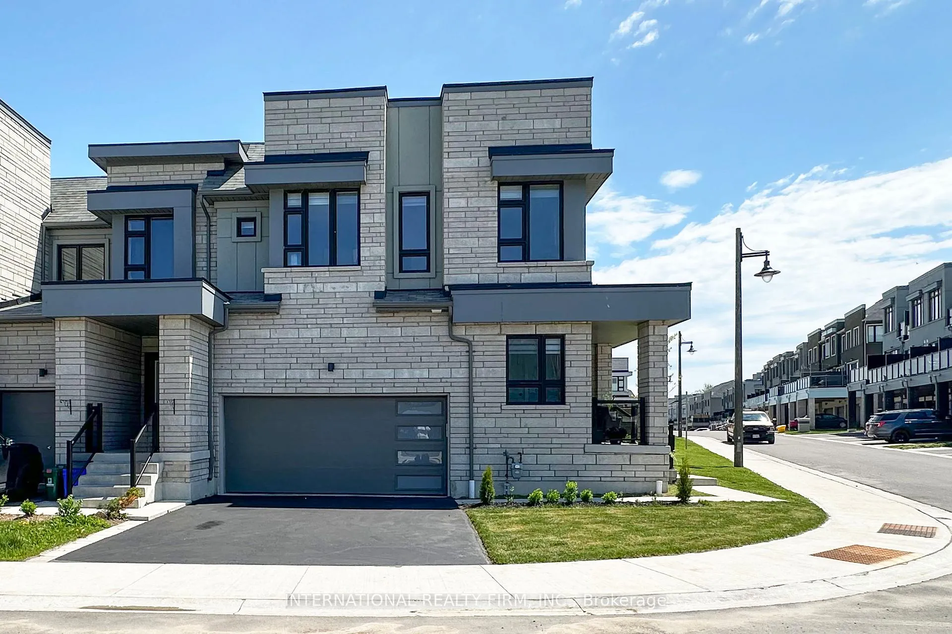 Photo 3 of Unit 33, 11 Caspian Square, Clarington, Bowmanville — HOMEH