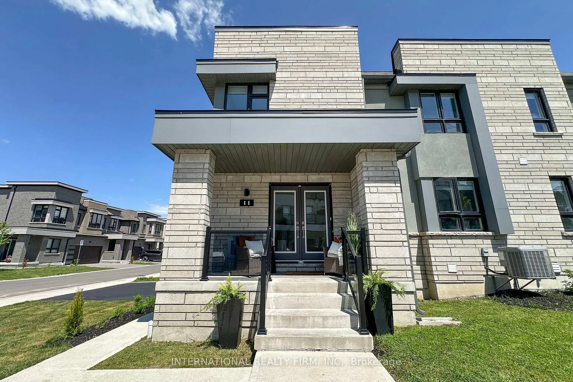 Photo 4 of Unit 33, 11 Caspian Square, Clarington, Bowmanville — HOMEH