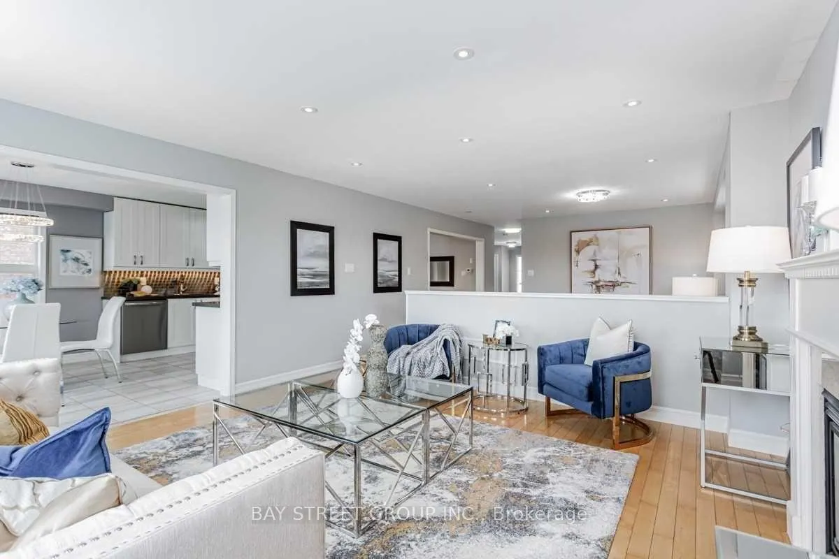 Photo 7 of 30 Delattaye Avenue, Aurora, Bayview Northeast — HOMEH