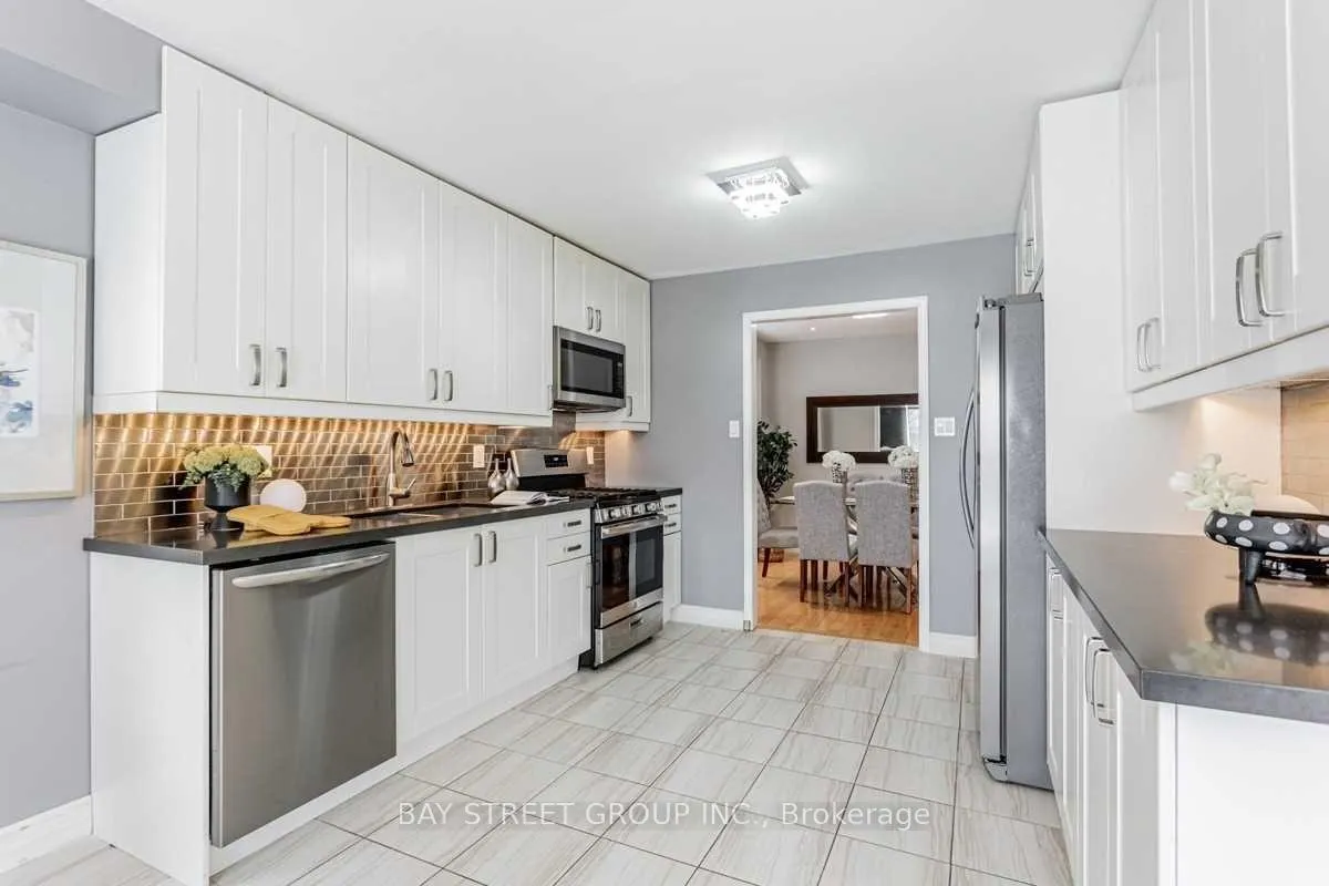 Photo 11 of 30 Delattaye Avenue, Aurora, Bayview Northeast — HOMEH