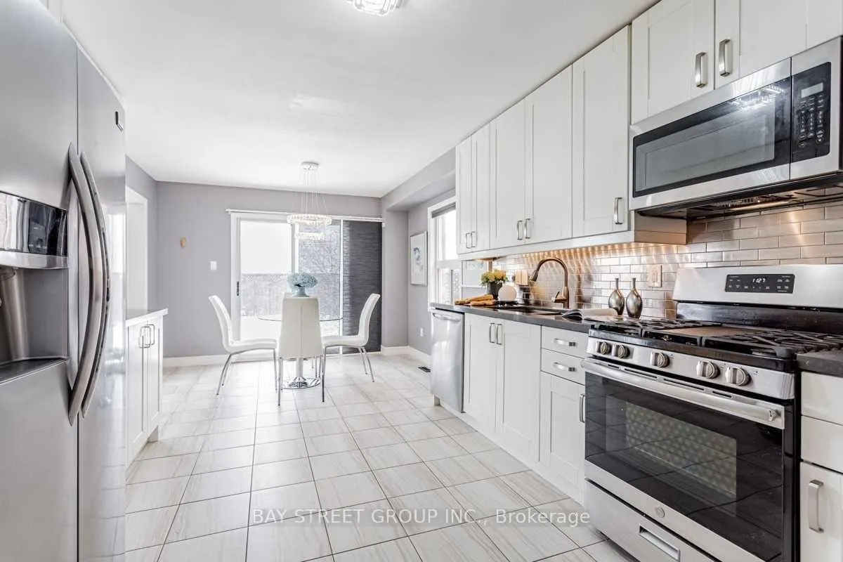Photo 12 of 30 Delattaye Avenue, Aurora, Bayview Northeast — HOMEH