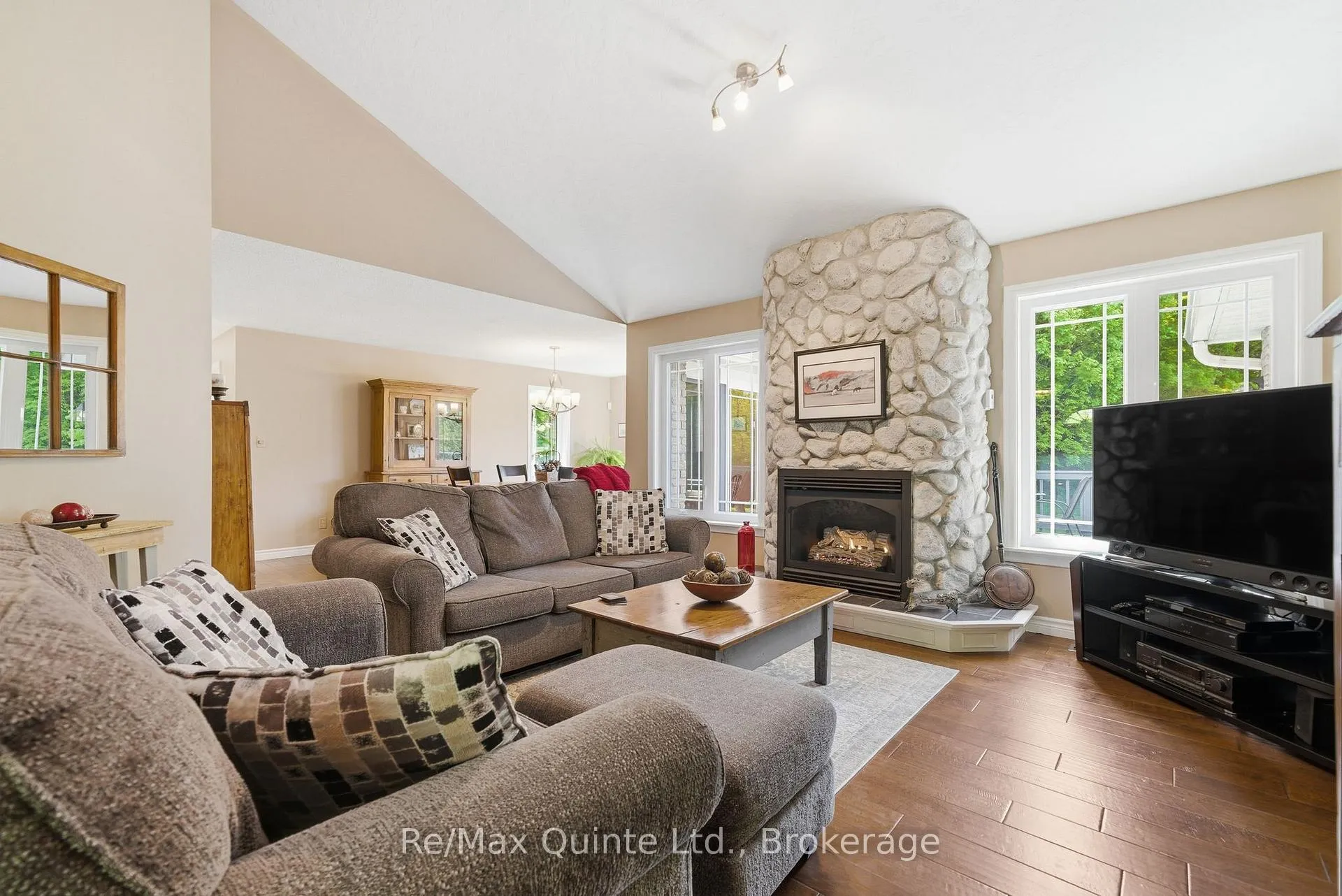 Photo 4 of 302 Clearview Road, Belleville, Thurlow Ward — HOMEH