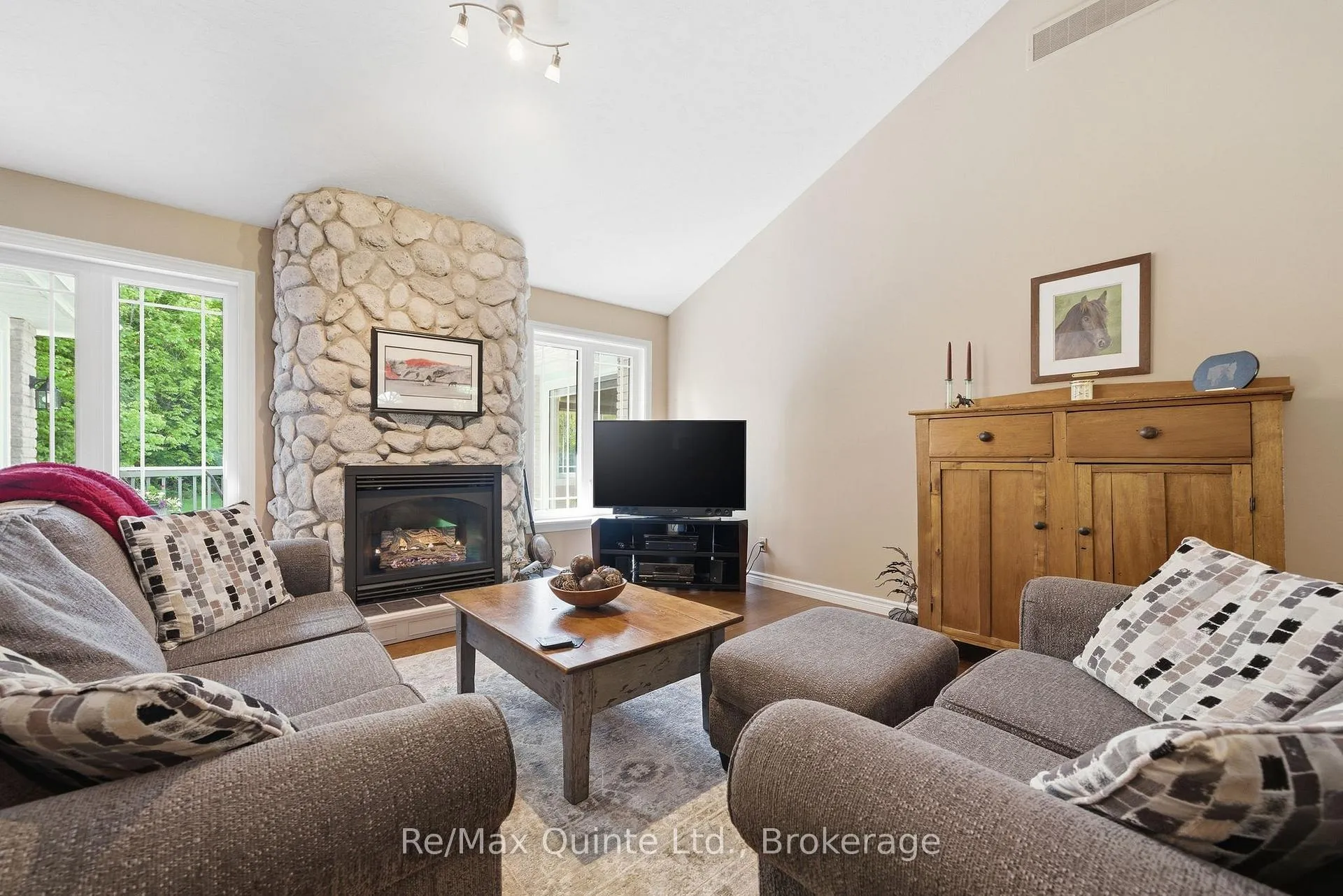 Photo 5 of 302 Clearview Road, Belleville, Thurlow Ward — HOMEH