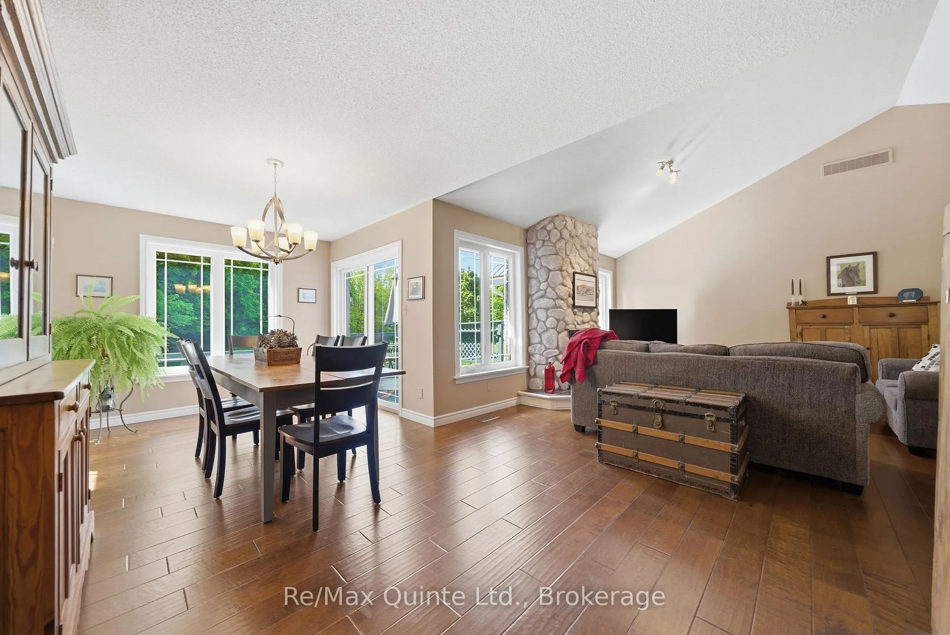Photo 9 of 302 Clearview Road, Belleville, Thurlow Ward — HOMEH