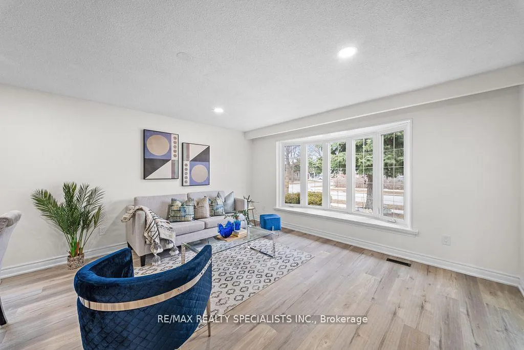 Photo 5 of 66 Avening Drive, Etobicoke, West Humber-Clairville — HOMEH