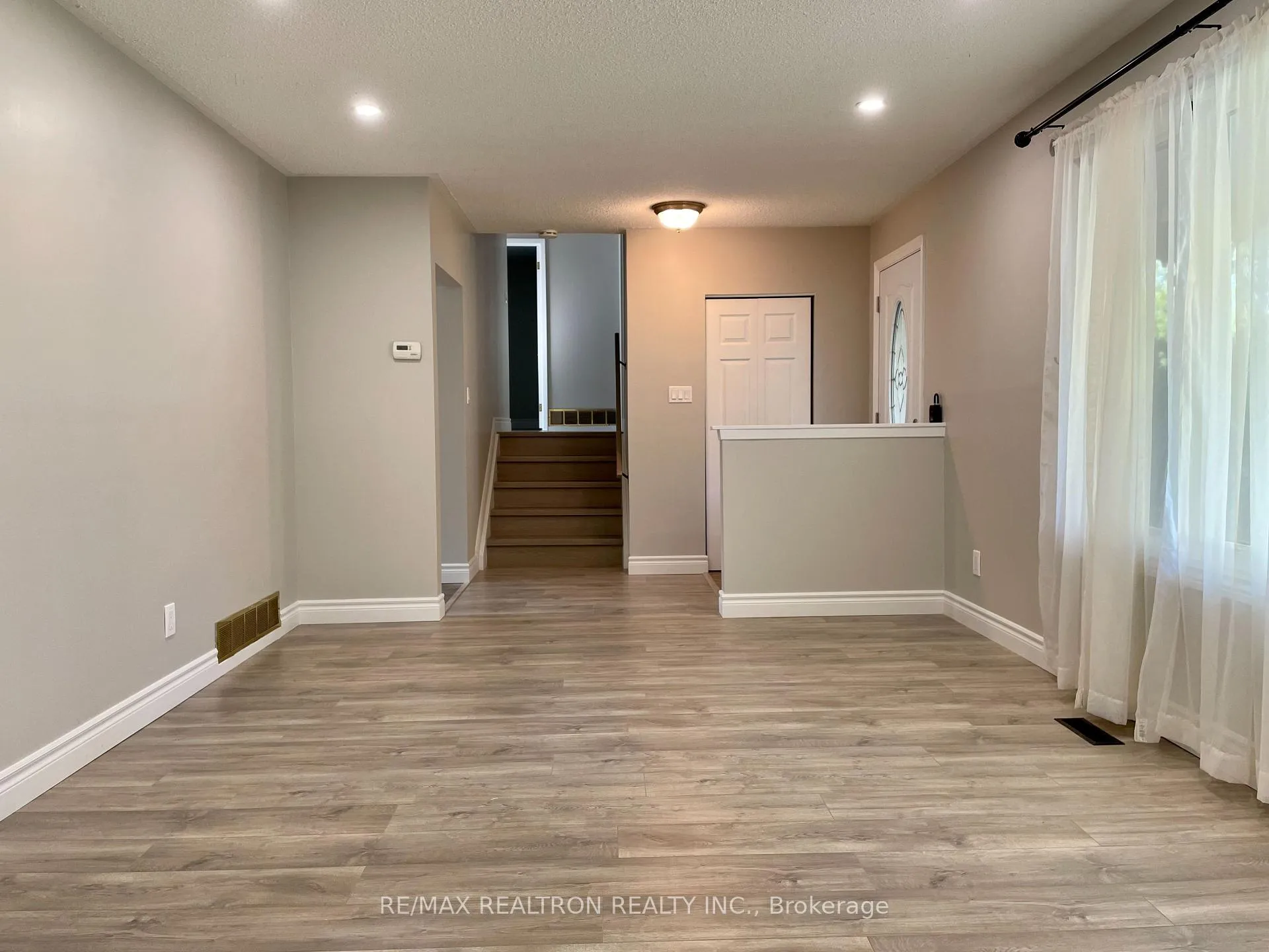 Photo 5 of Unit Main, 796 Arnold Crescent, Newmarket, Gorham-College Manor — HOMEH