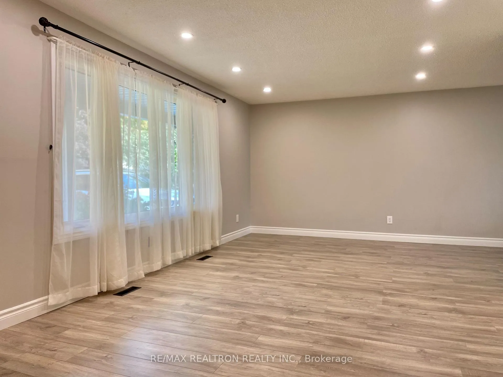 Photo 6 of Unit Main, 796 Arnold Crescent, Newmarket, Gorham-College Manor — HOMEH