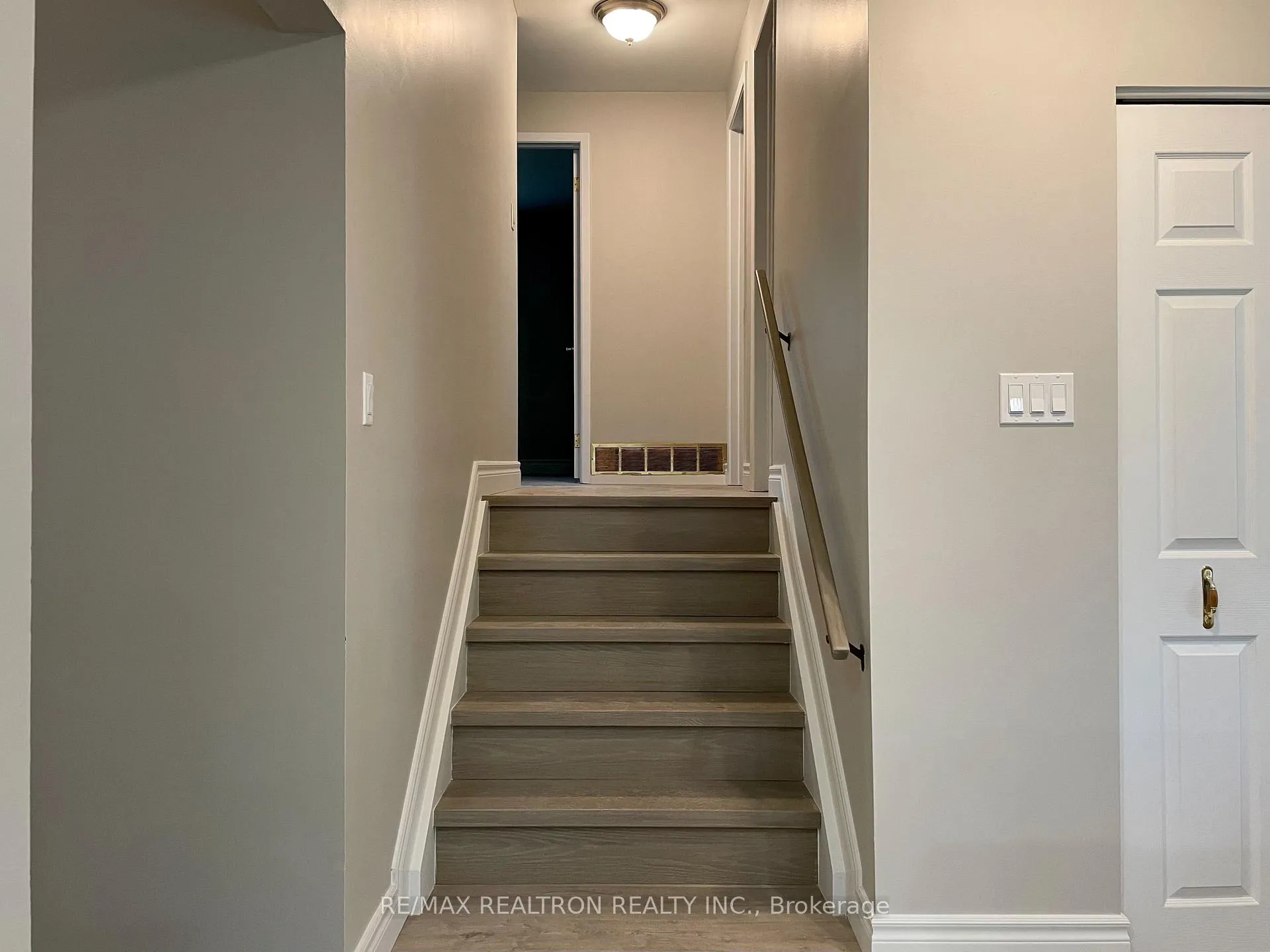 Photo 10 of Unit Main, 796 Arnold Crescent, Newmarket, Gorham-College Manor — HOMEH