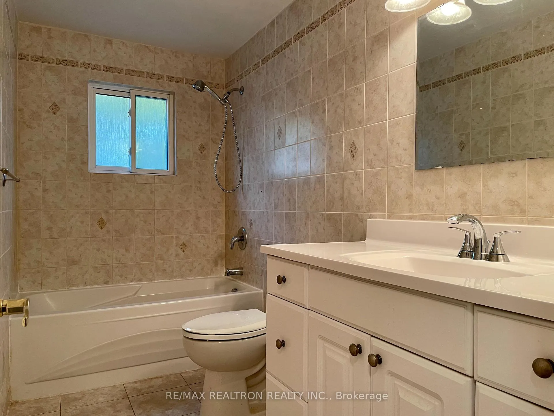 Photo 11 of Unit Main, 796 Arnold Crescent, Newmarket, Gorham-College Manor — HOMEH