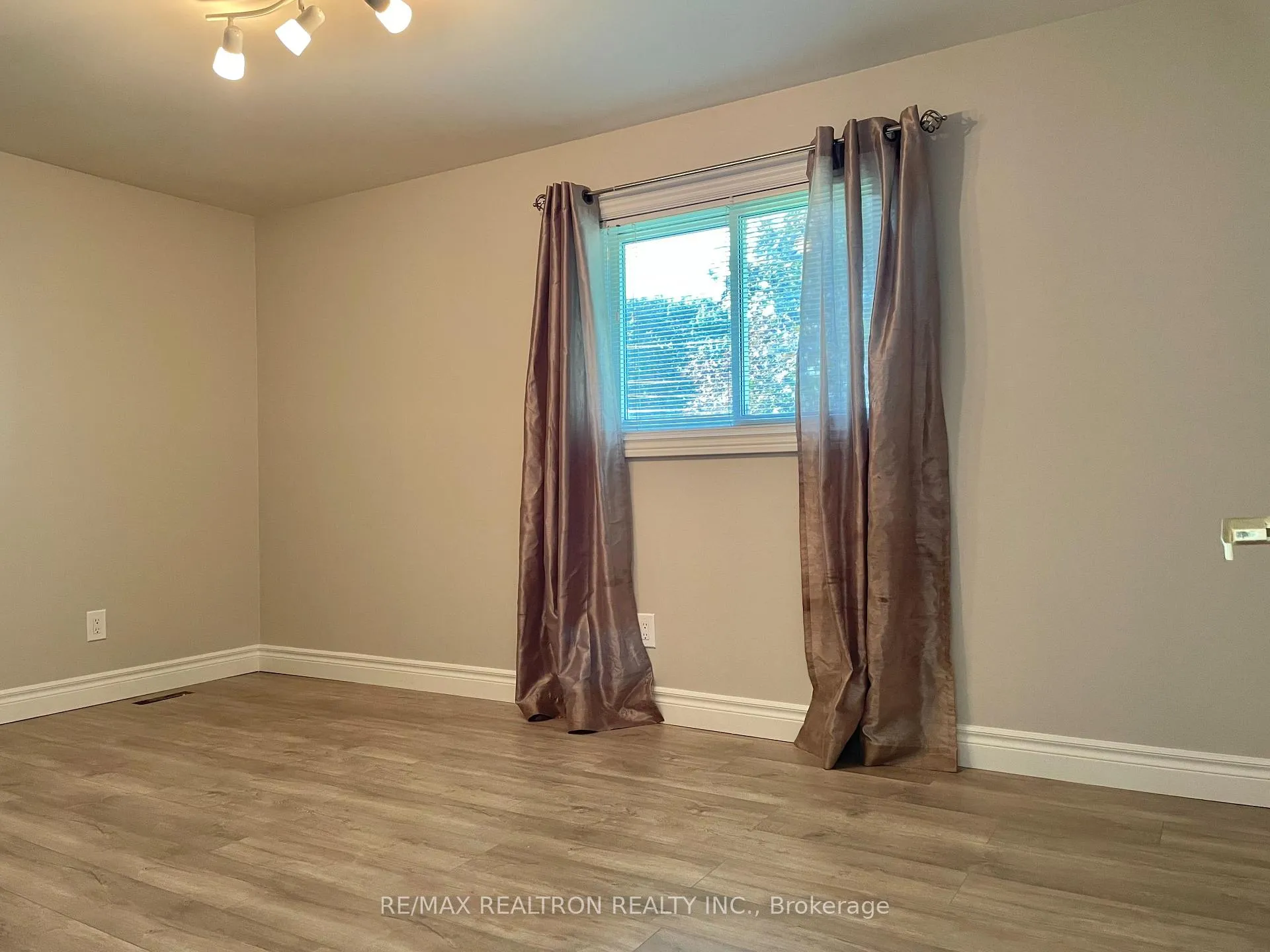 Photo 12 of Unit Main, 796 Arnold Crescent, Newmarket, Gorham-College Manor — HOMEH