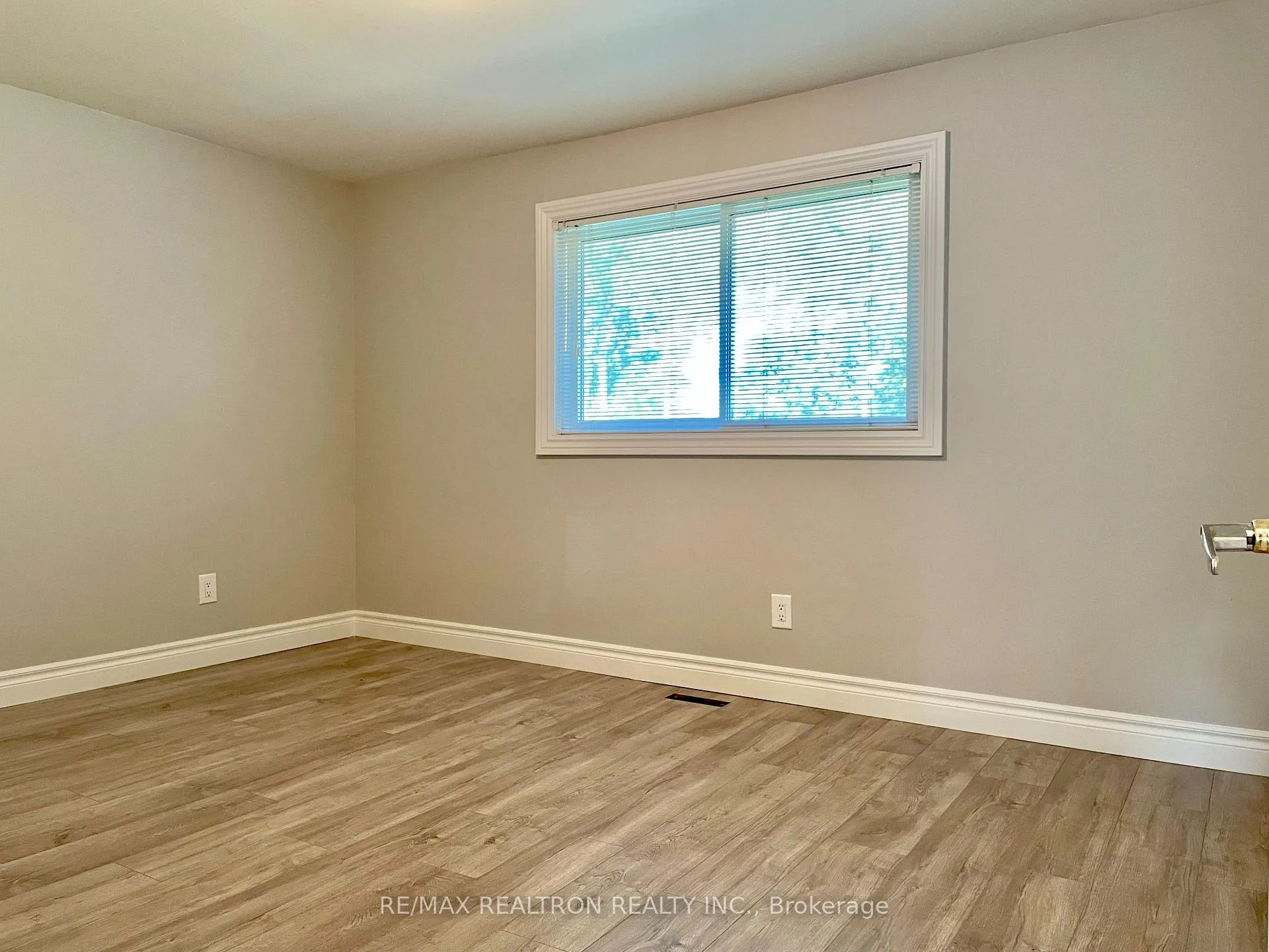 Photo 13 of Unit Main, 796 Arnold Crescent, Newmarket, Gorham-College Manor — HOMEH