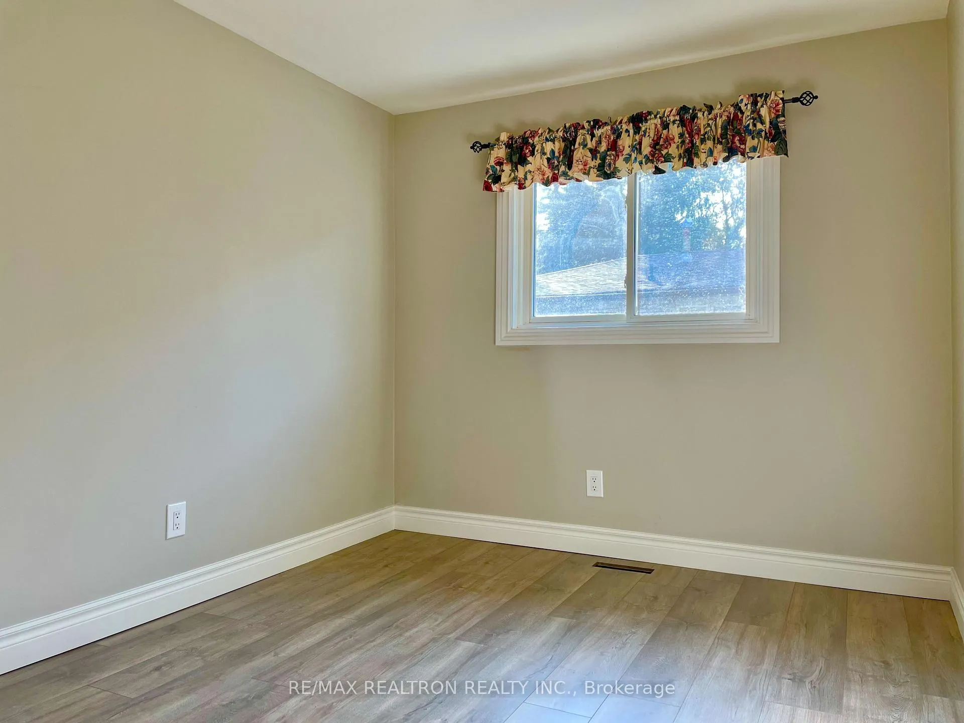 Photo 14 of Unit Main, 796 Arnold Crescent, Newmarket, Gorham-College Manor — HOMEH