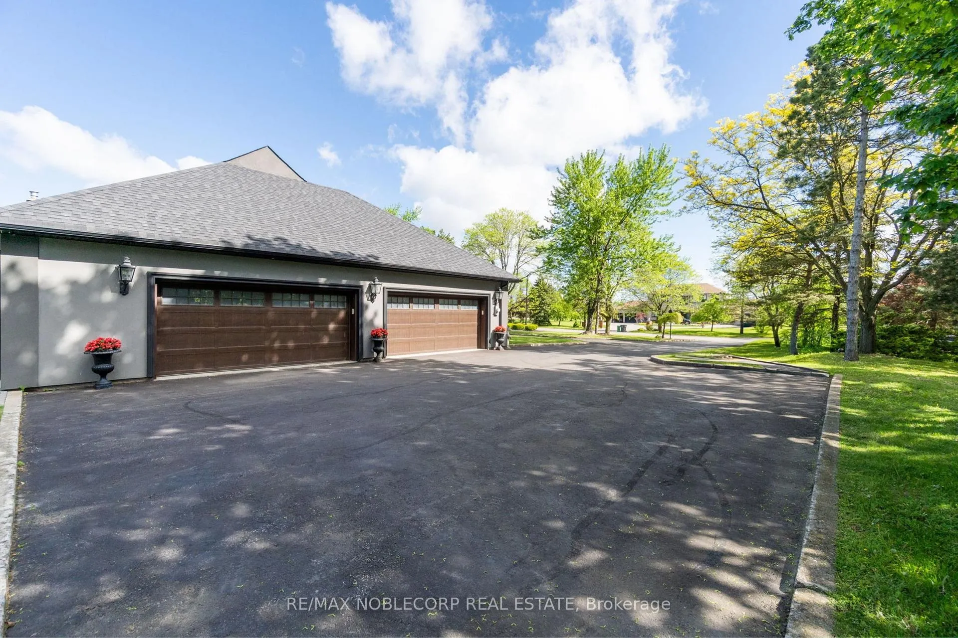 Photo 4 of 14 Bowman Avenue, Brampton, Toronto Gore Rural Estate — HOMEH