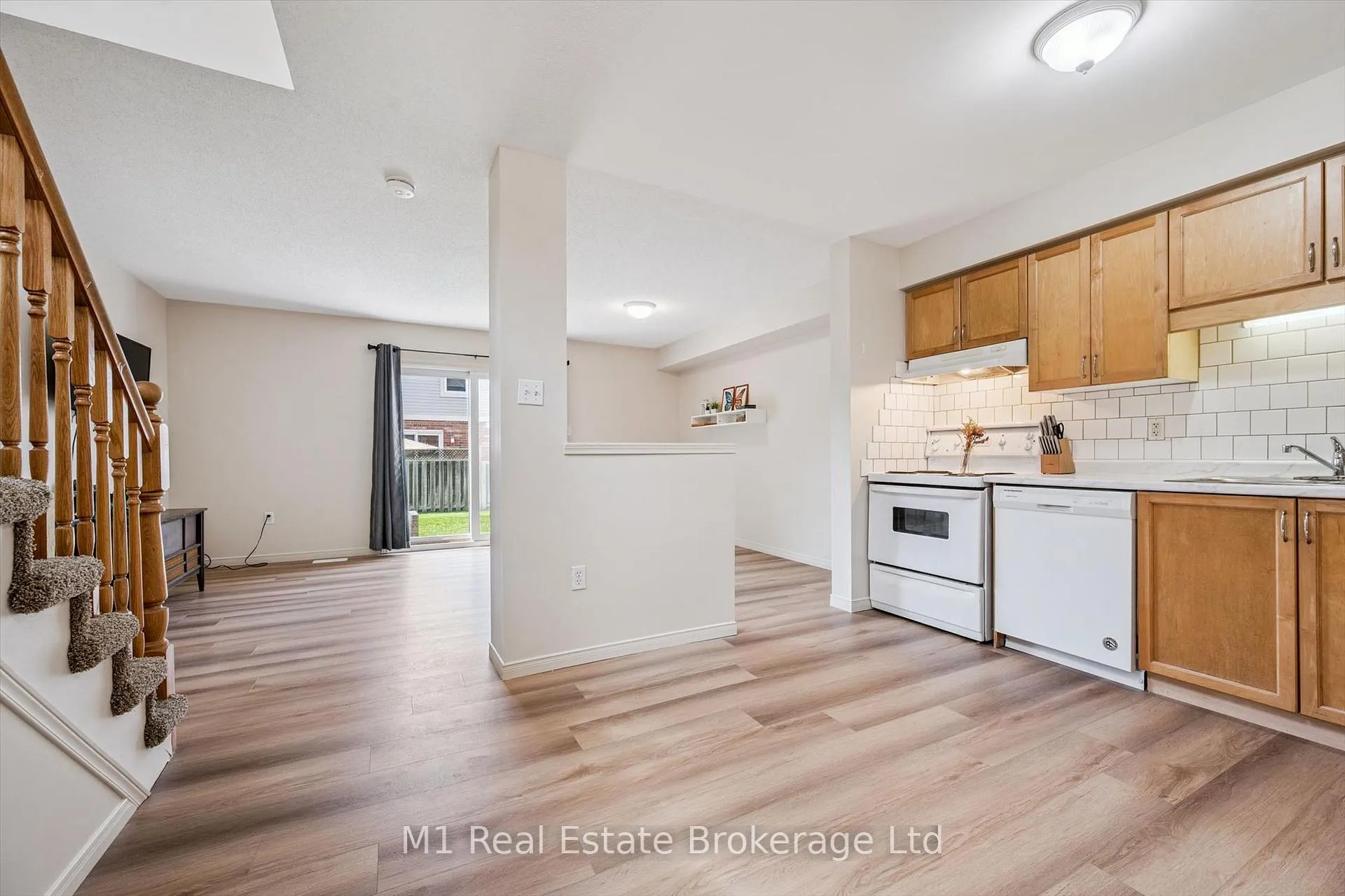 Photo 8 of Unit 27, 124 Gosling Gardens, Guelph, Clairfields/Hanlon Business Park — HOMEH