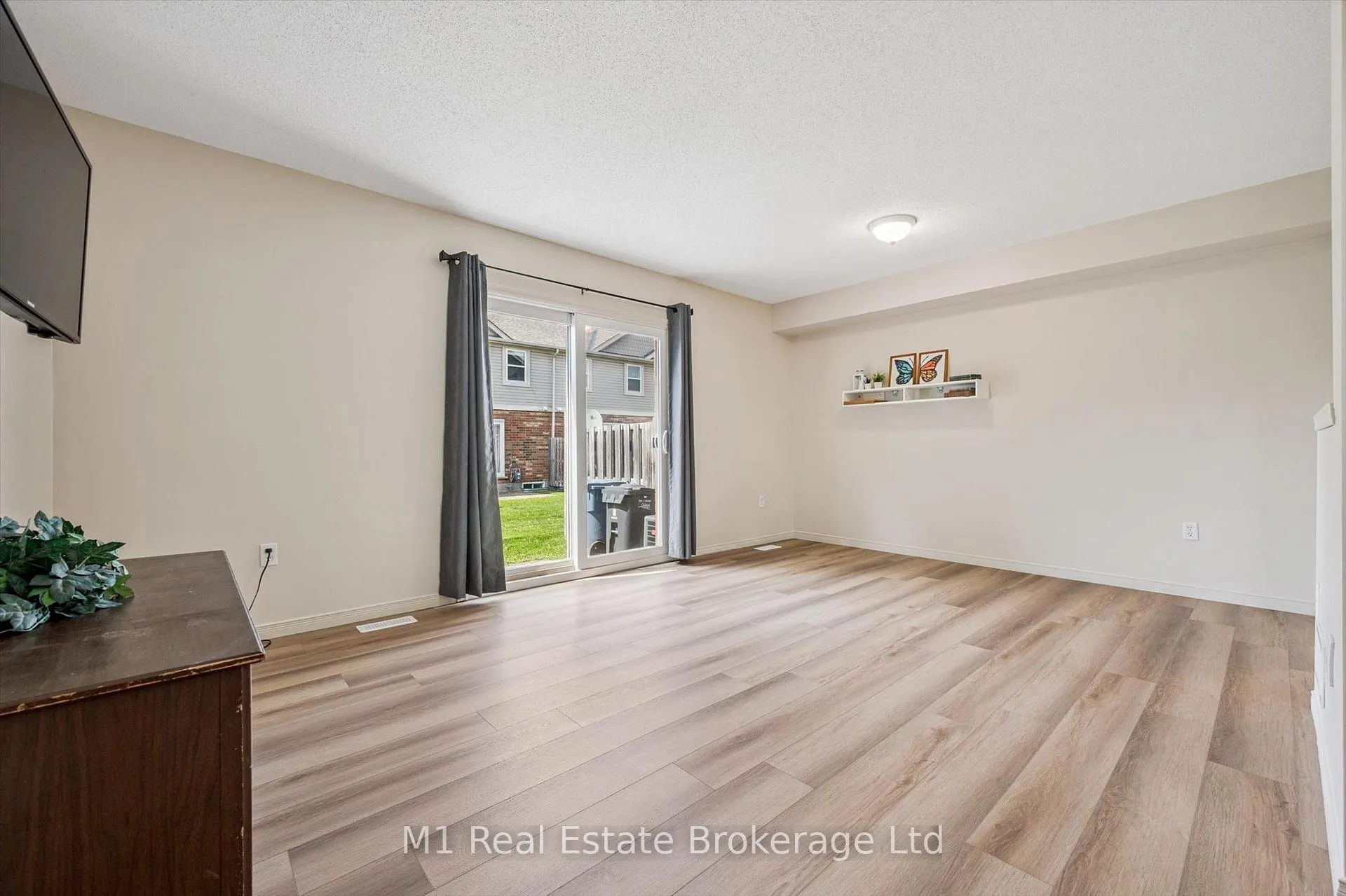 Photo 9 of Unit 27, 124 Gosling Gardens, Guelph, Clairfields/Hanlon Business Park — HOMEH