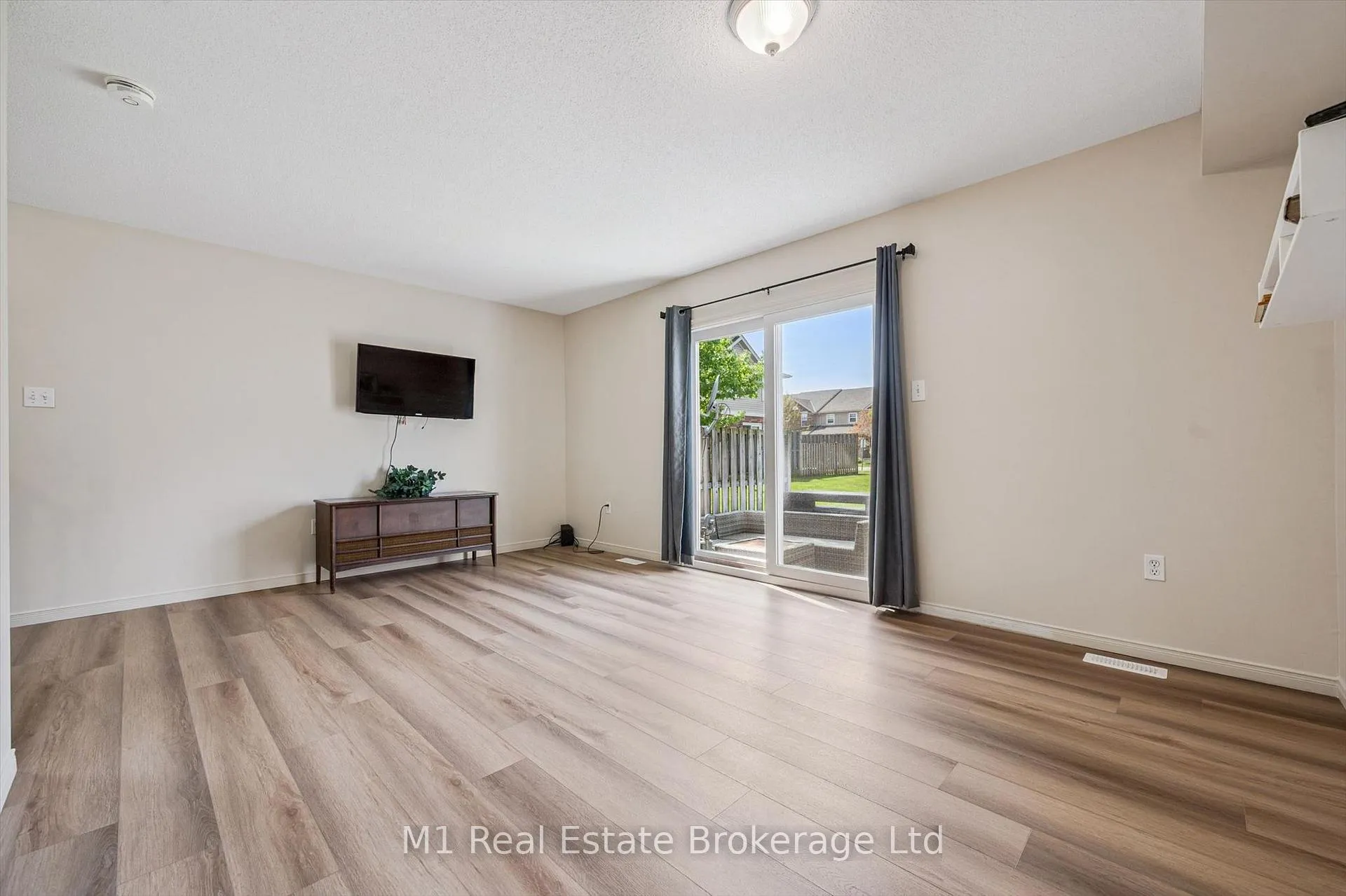 Photo 10 of Unit 27, 124 Gosling Gardens, Guelph, Clairfields/Hanlon Business Park — HOMEH
