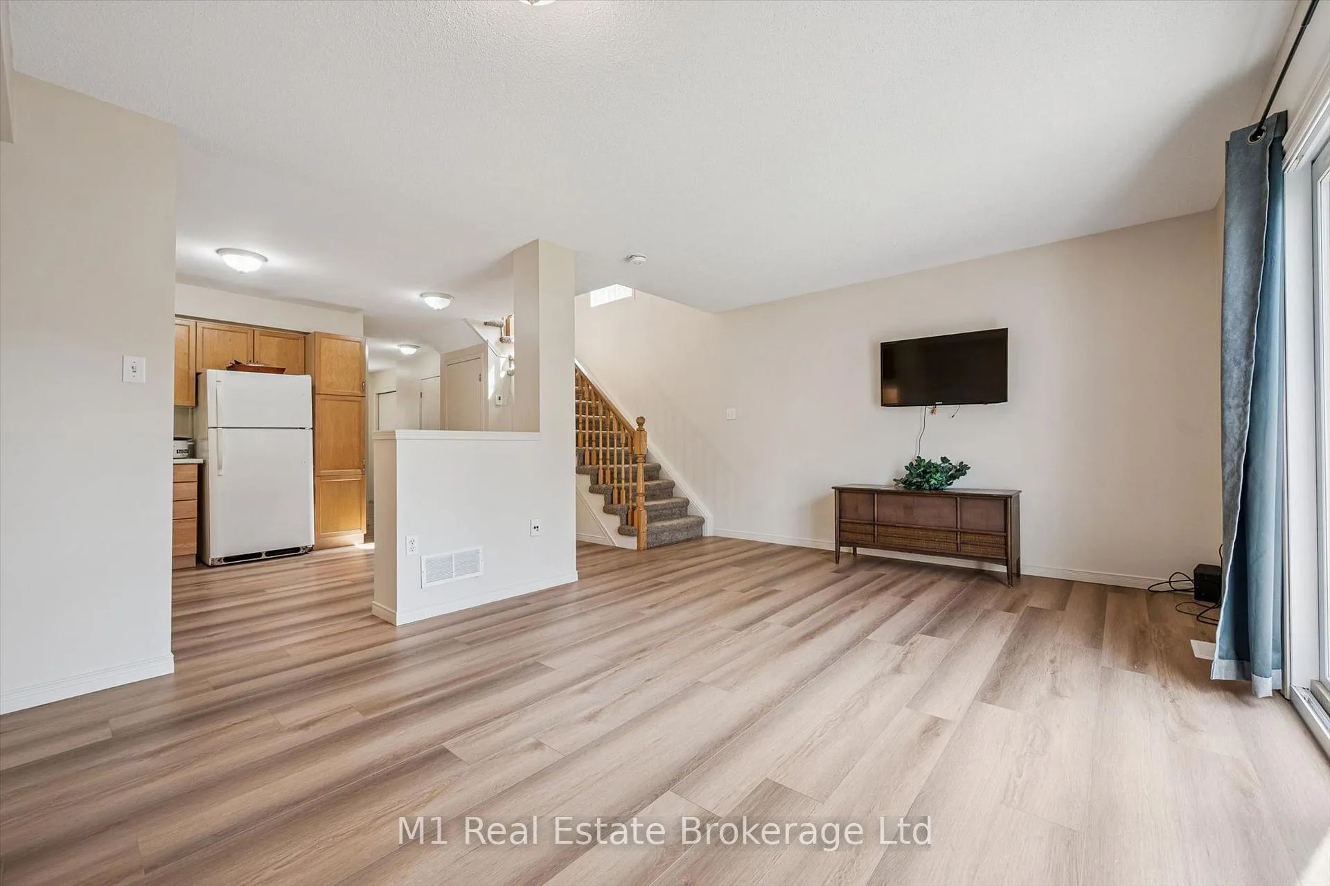 Photo 11 of Unit 27, 124 Gosling Gardens, Guelph, Clairfields/Hanlon Business Park — HOMEH