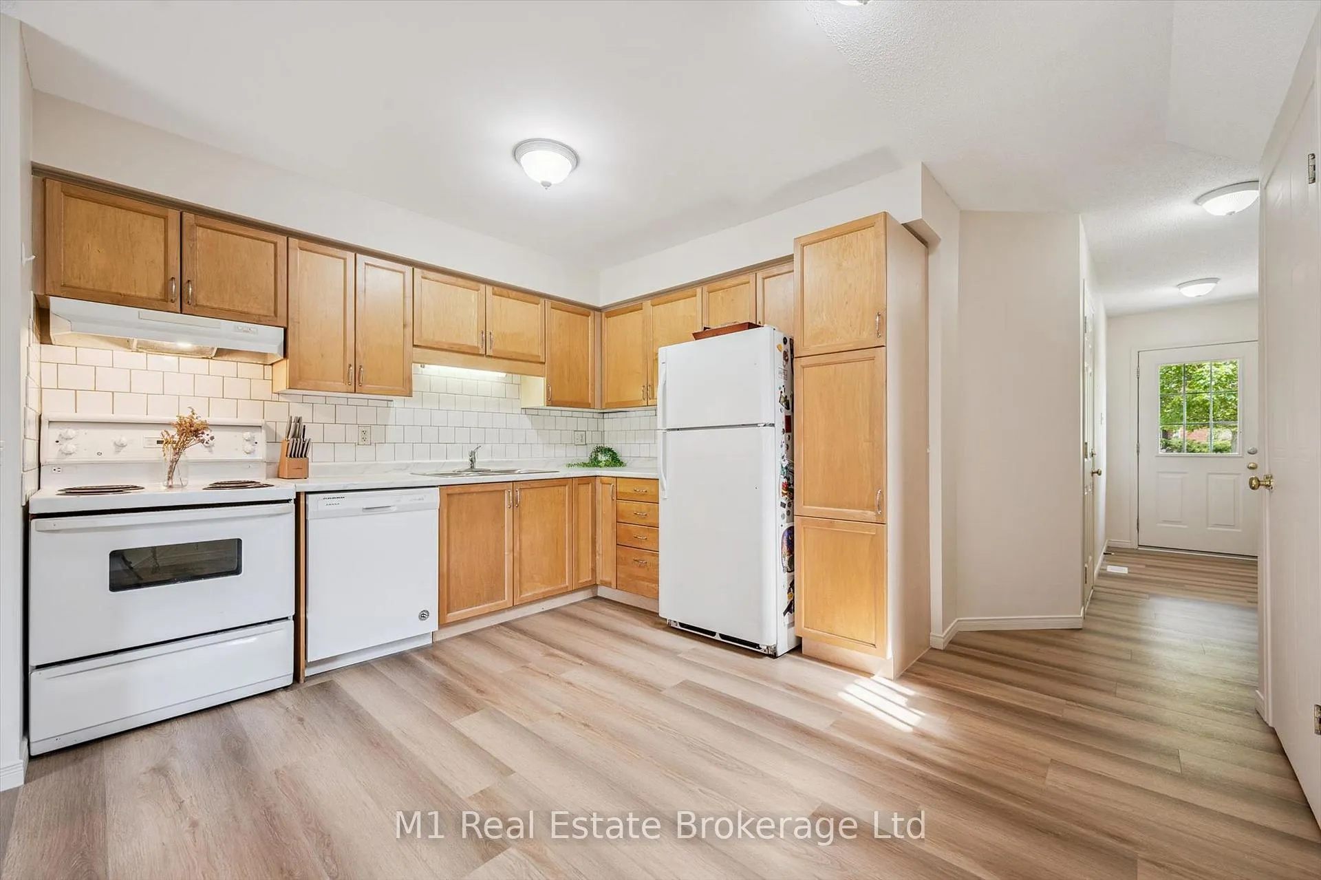 Photo 13 of Unit 27, 124 Gosling Gardens, Guelph, Clairfields/Hanlon Business Park — HOMEH