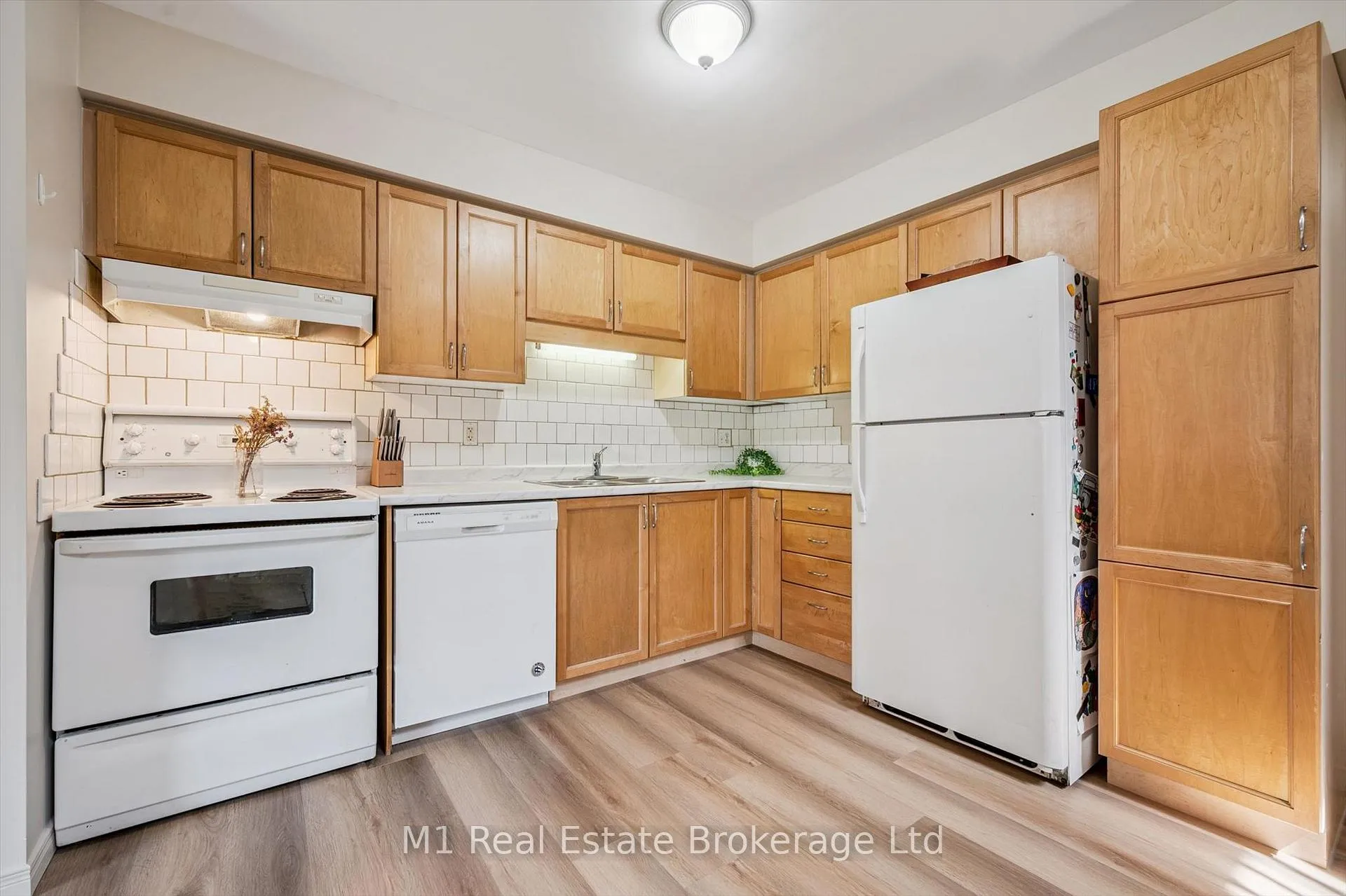 Photo 14 of Unit 27, 124 Gosling Gardens, Guelph, Clairfields/Hanlon Business Park — HOMEH
